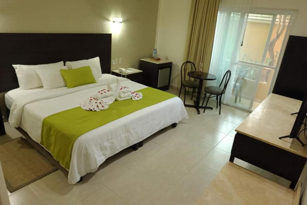 King Room with Balcony - Photo 8