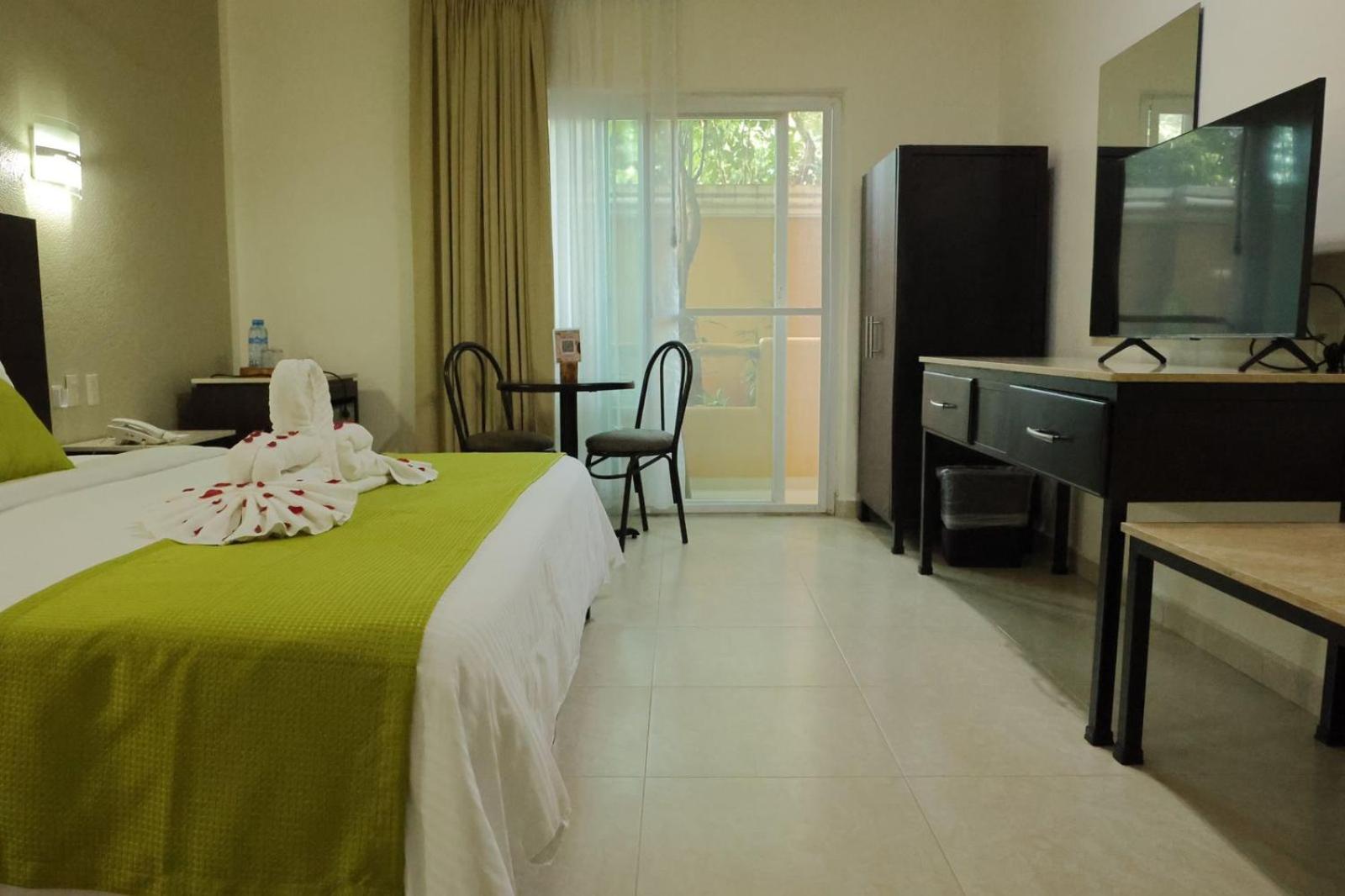 King Room with Balcony - Photo 6