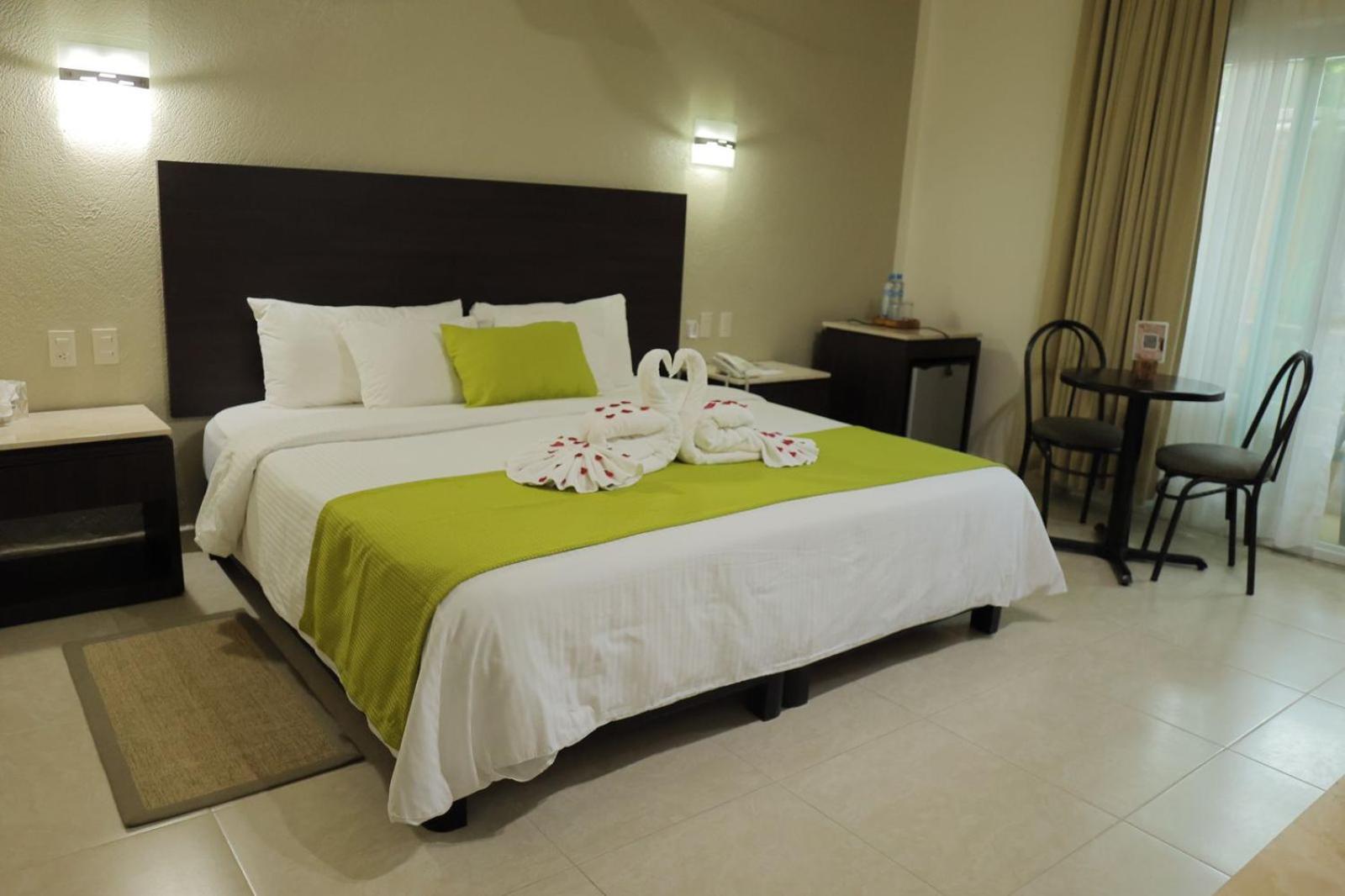 King Room with Balcony - Photo 5