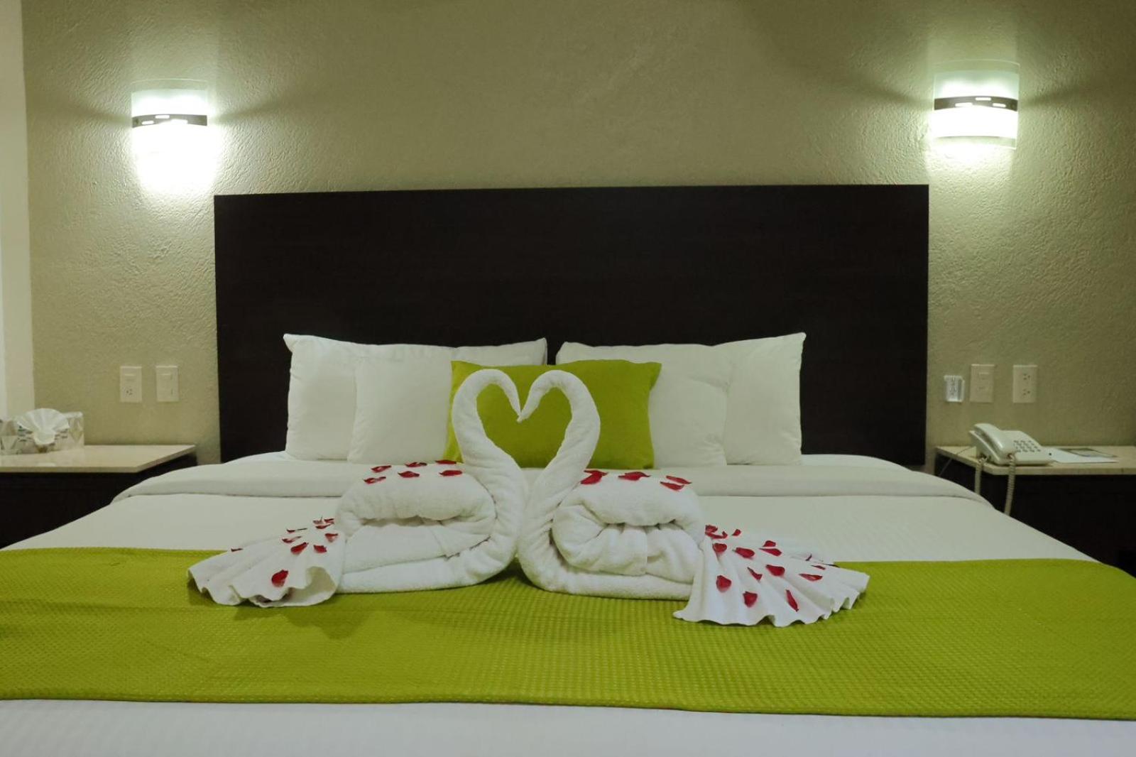 King Room with Balcony - Photo 4