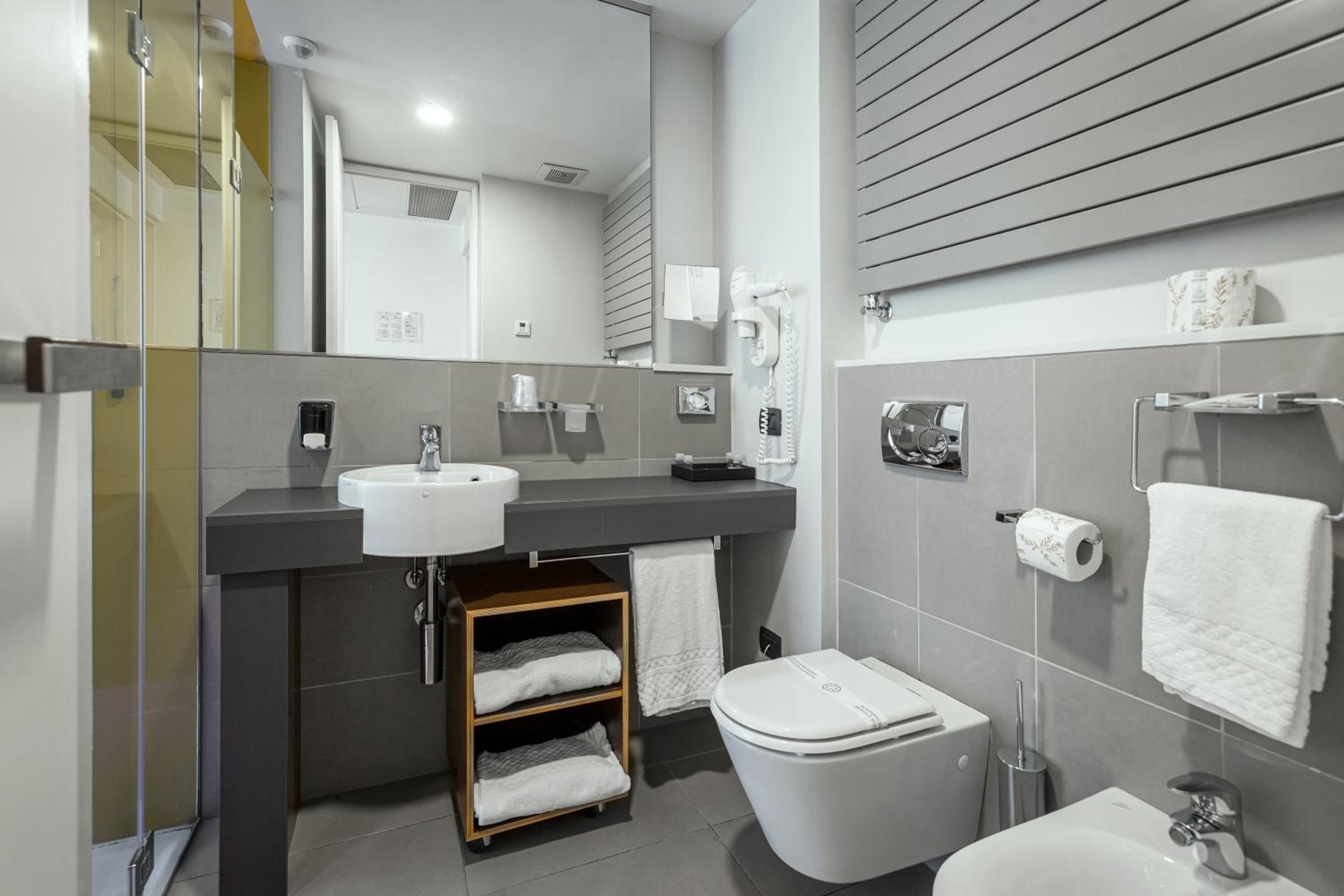 Standard Double Room - Photo 8