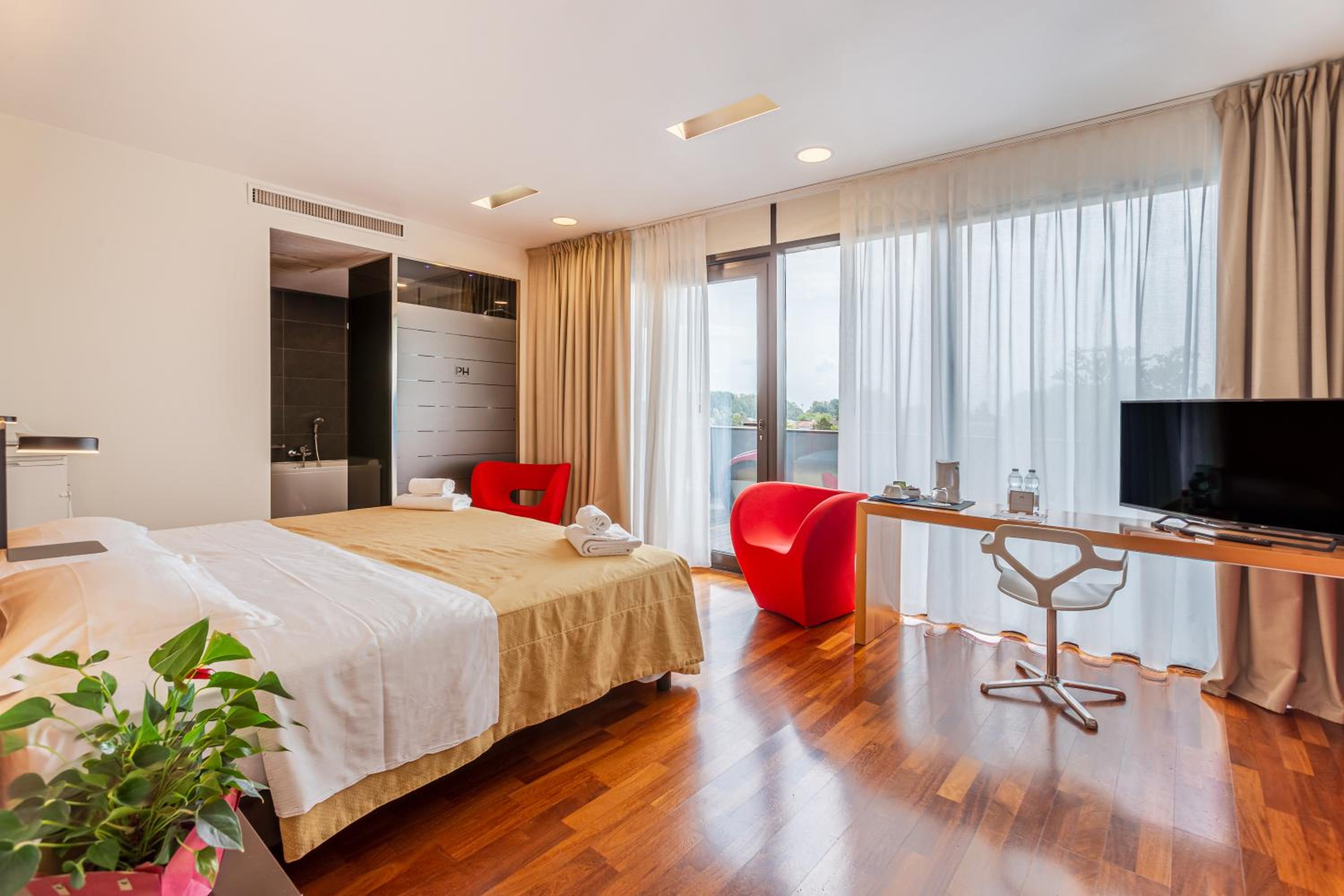 Deluxe Room - Photo 4
