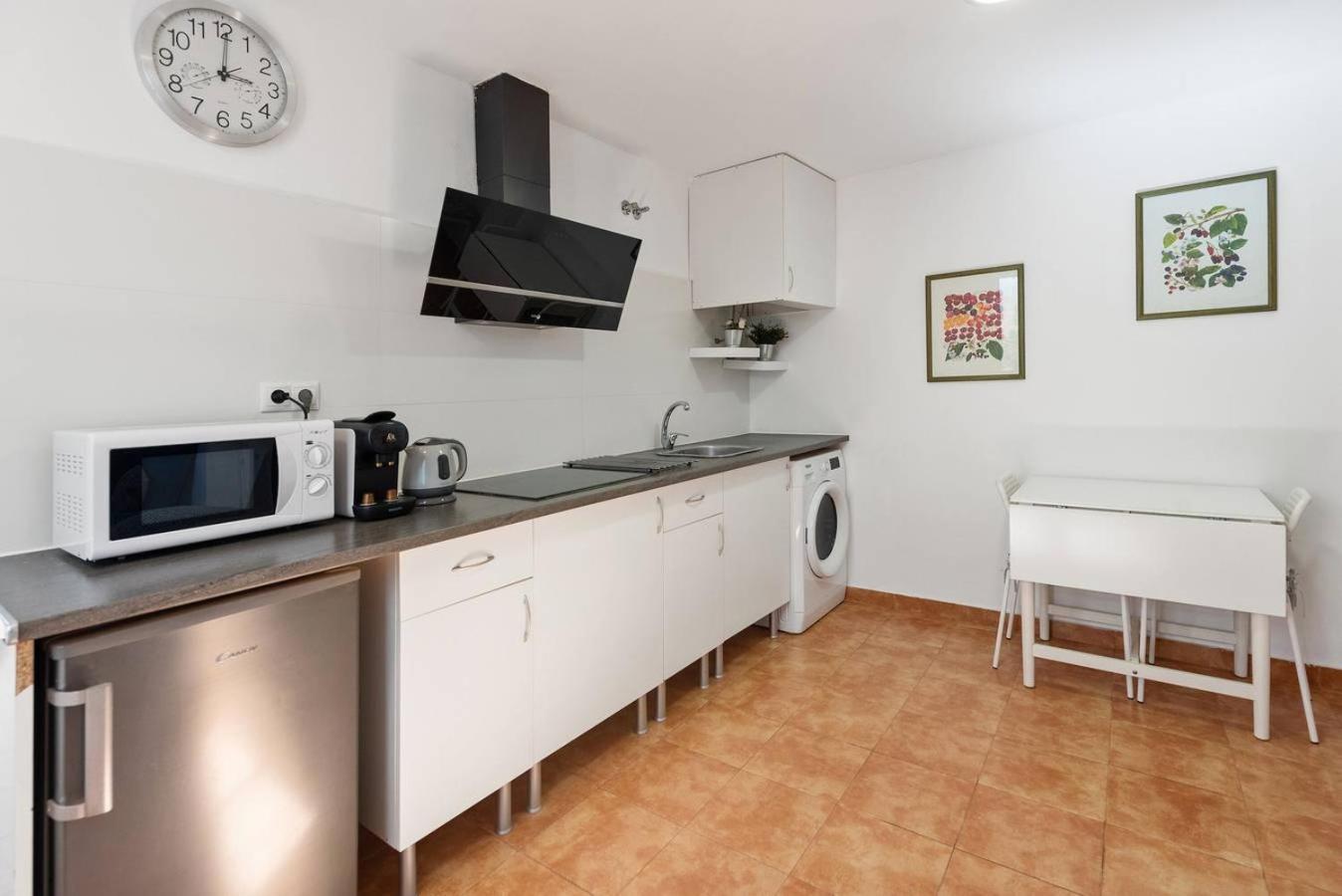 Apartment with Terrace - Photo 4
