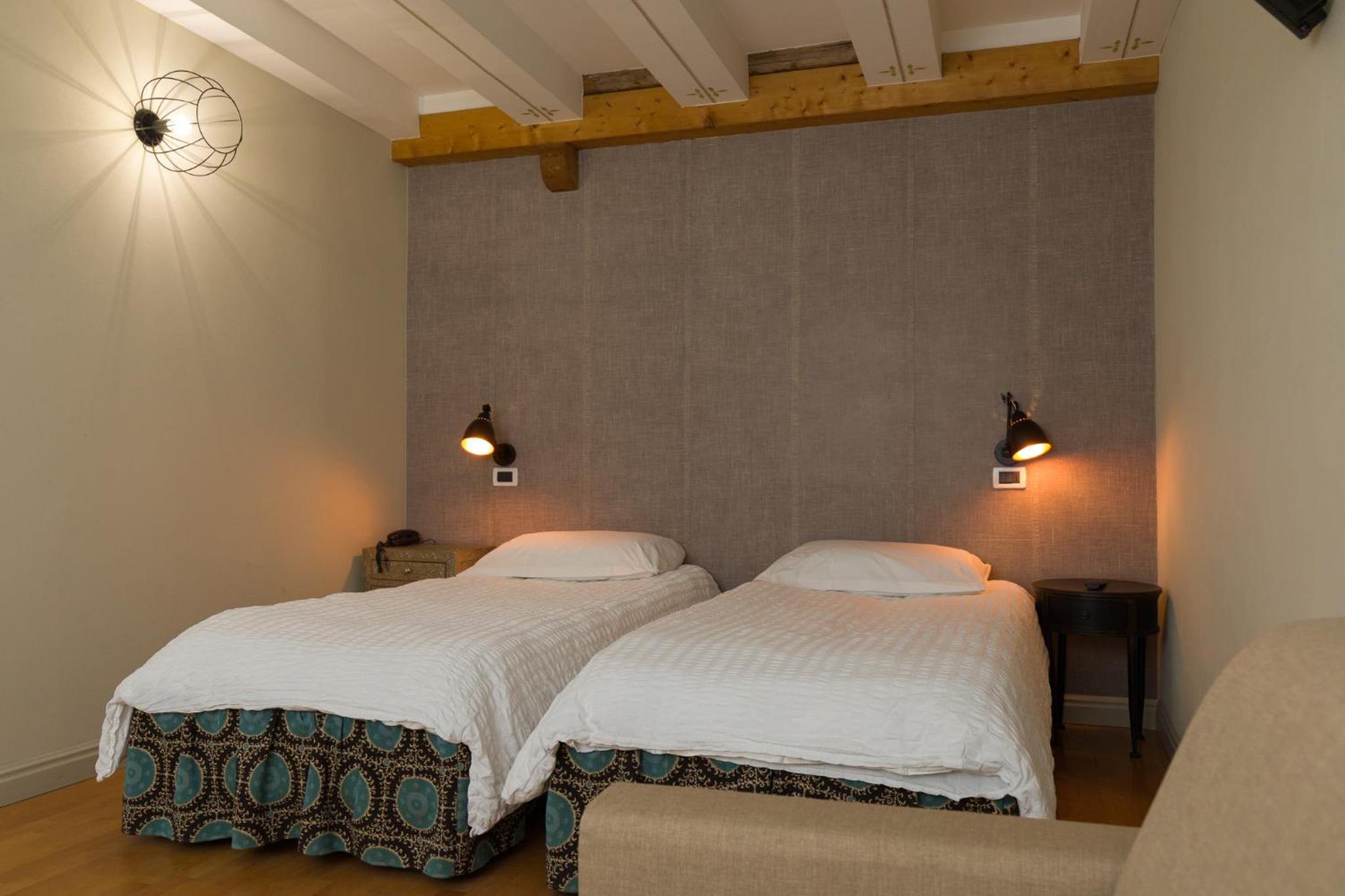 Twin Room with Private Bathroom photo 2