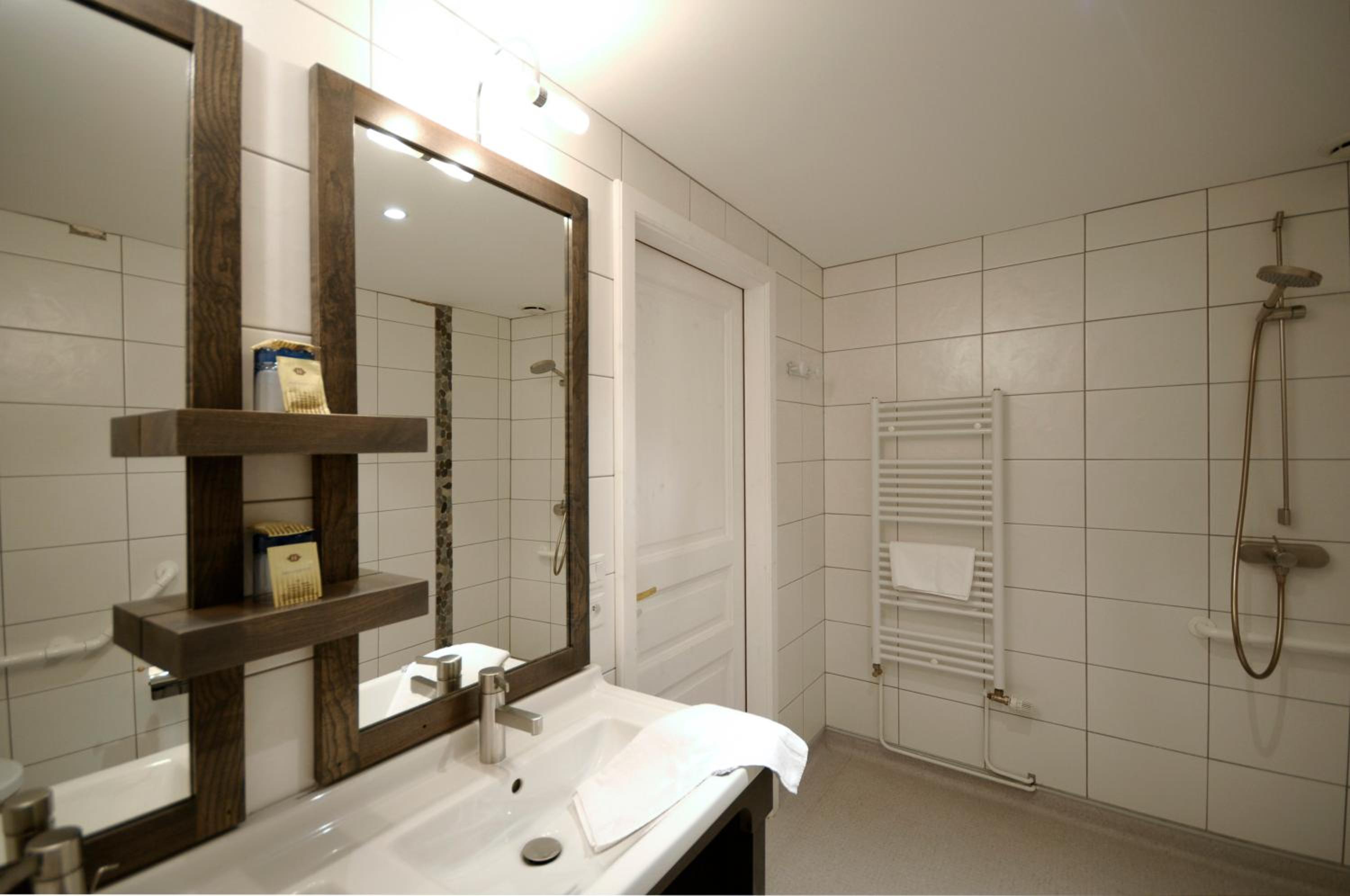 Deluxe Suite - Photo 6