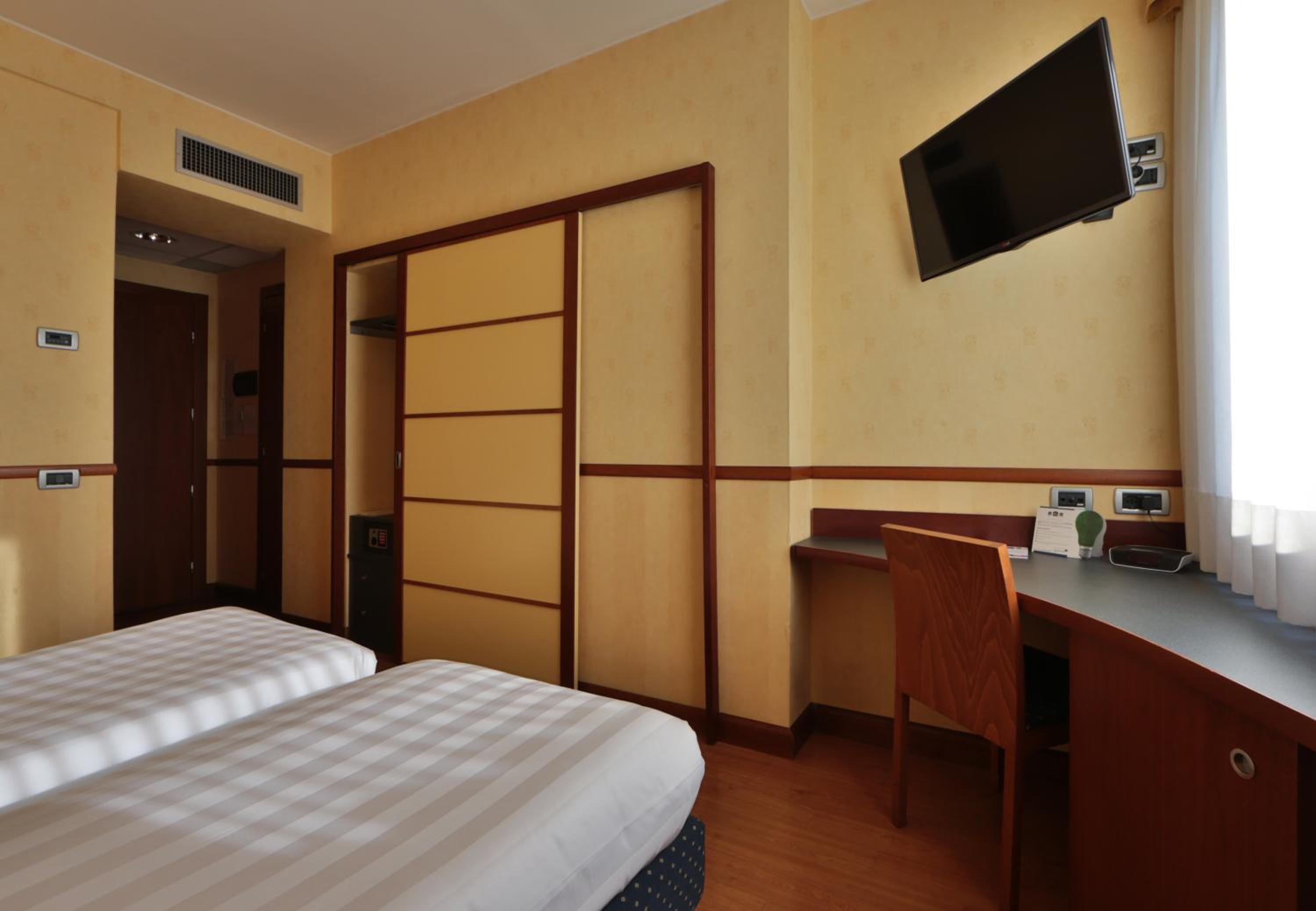 Classic Twin Room - Photo 11