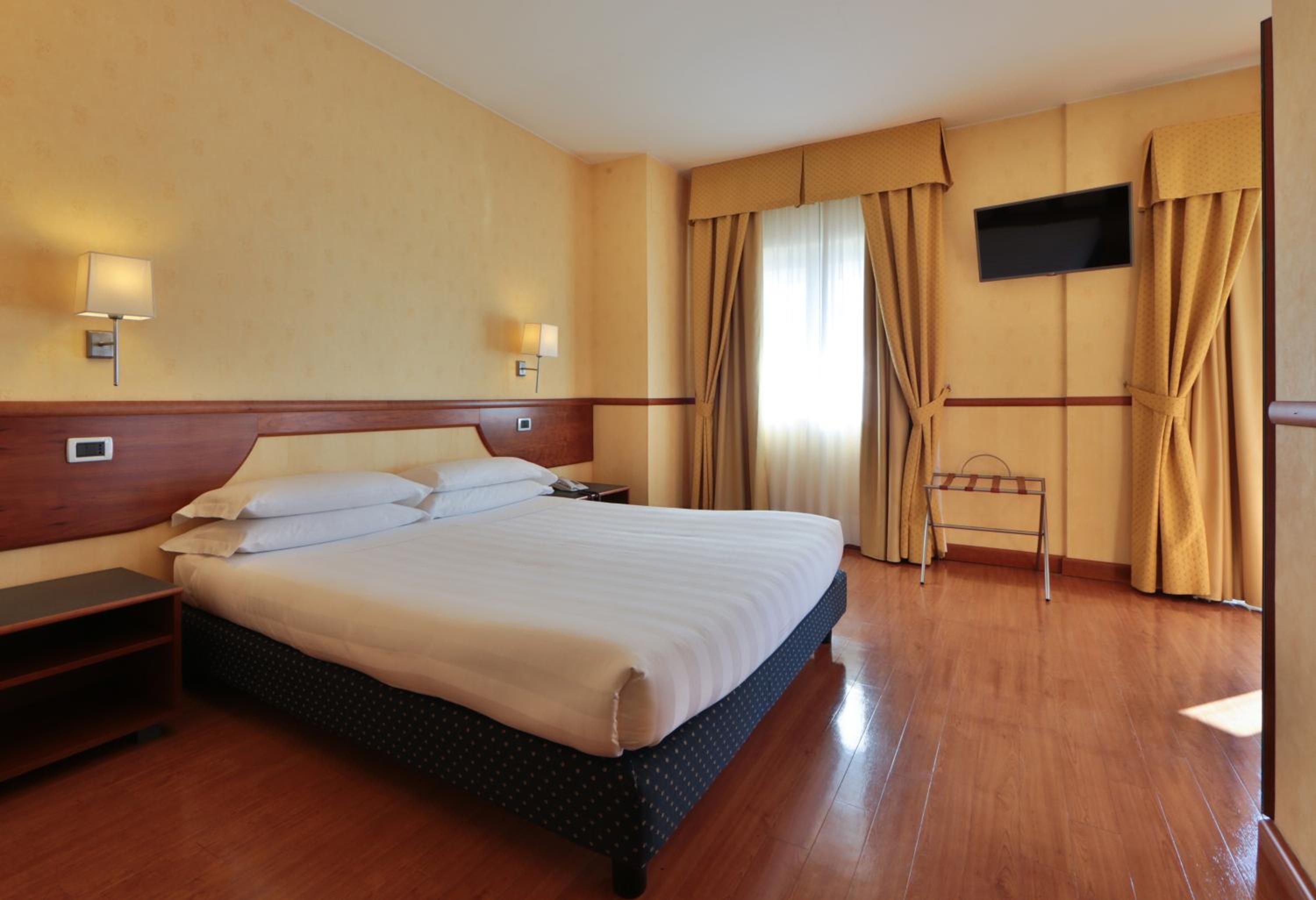 Comfort King Room with Balcony - Photo 6