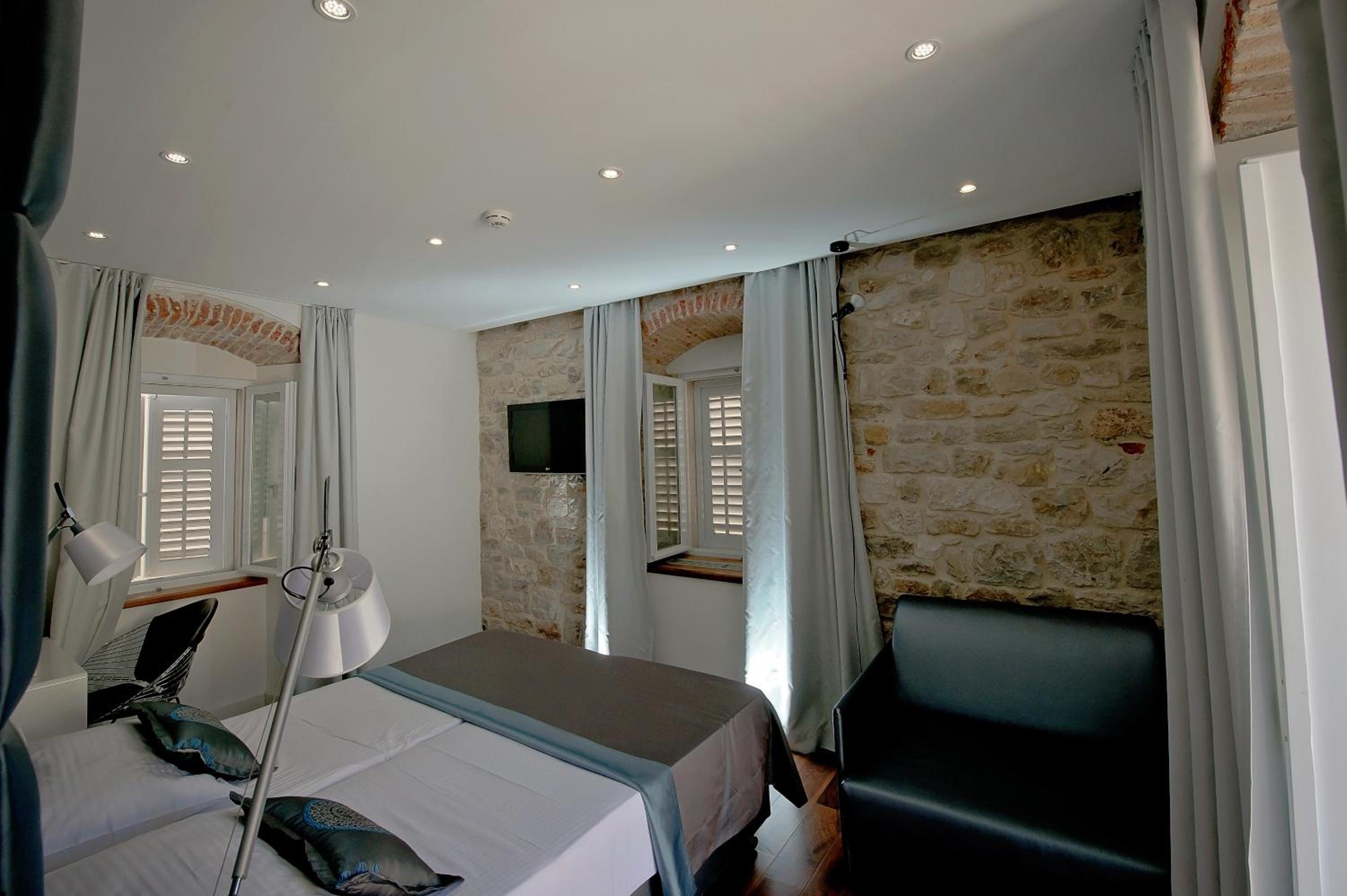 Standard Double Room - Photo 7