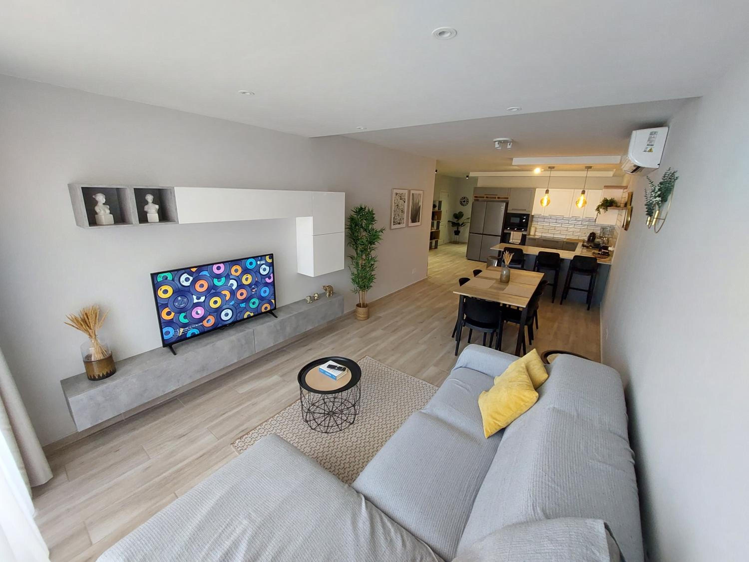 Three-Bedroom Apartment with Balcony photo 1