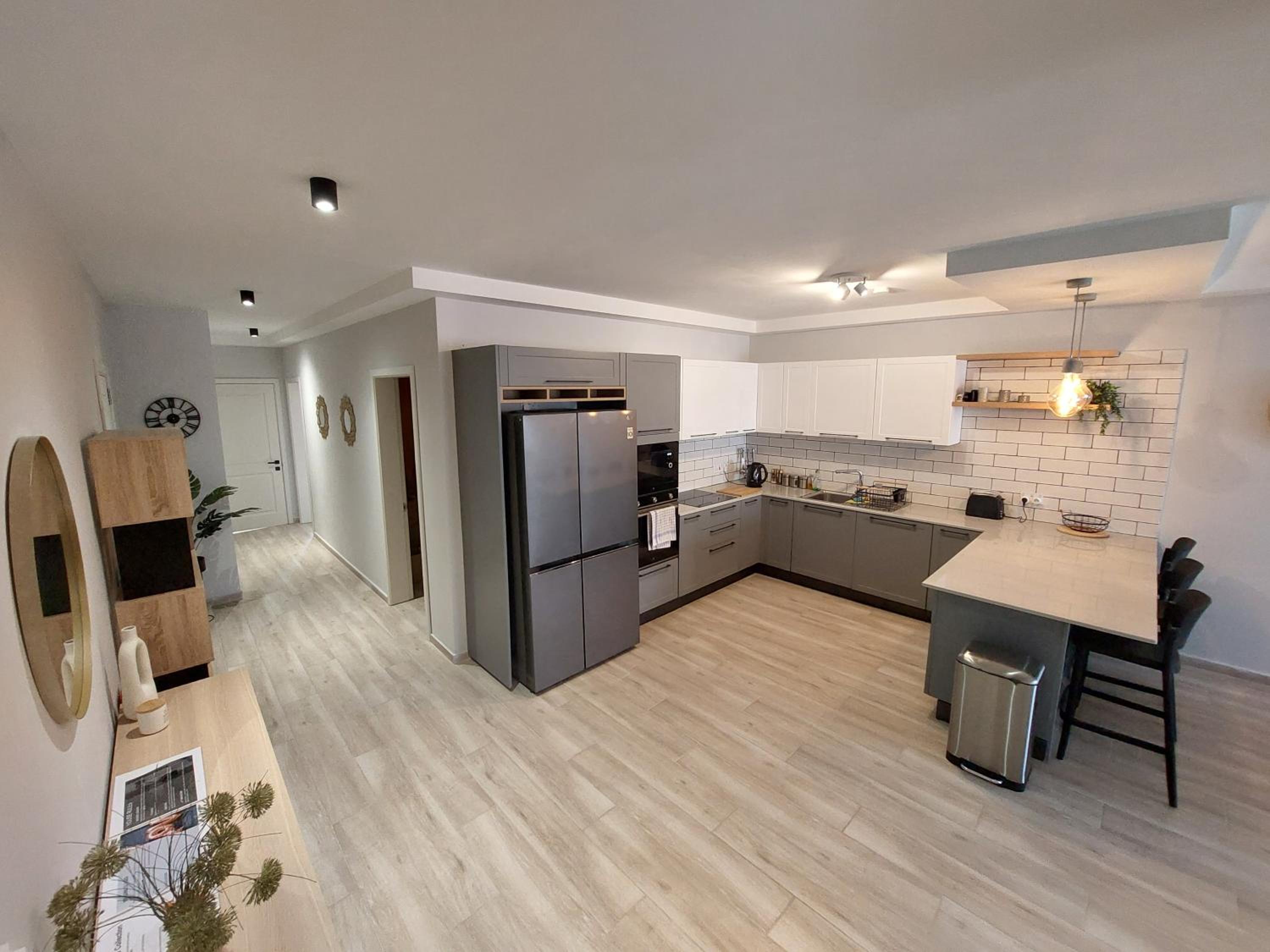 Three-Bedroom Apartment with Balcony photo 3