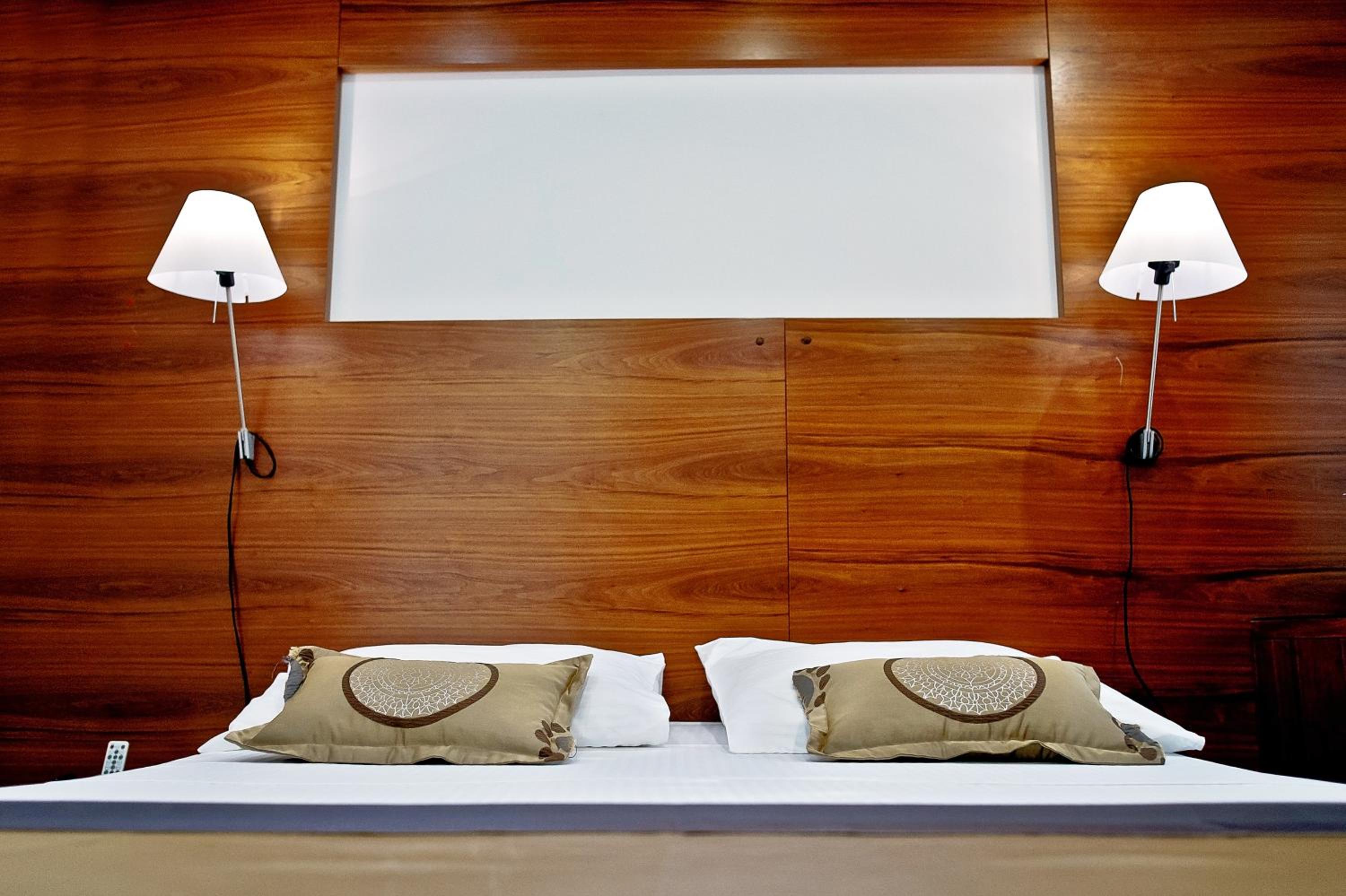 Deluxe Double Room - Photo 11
