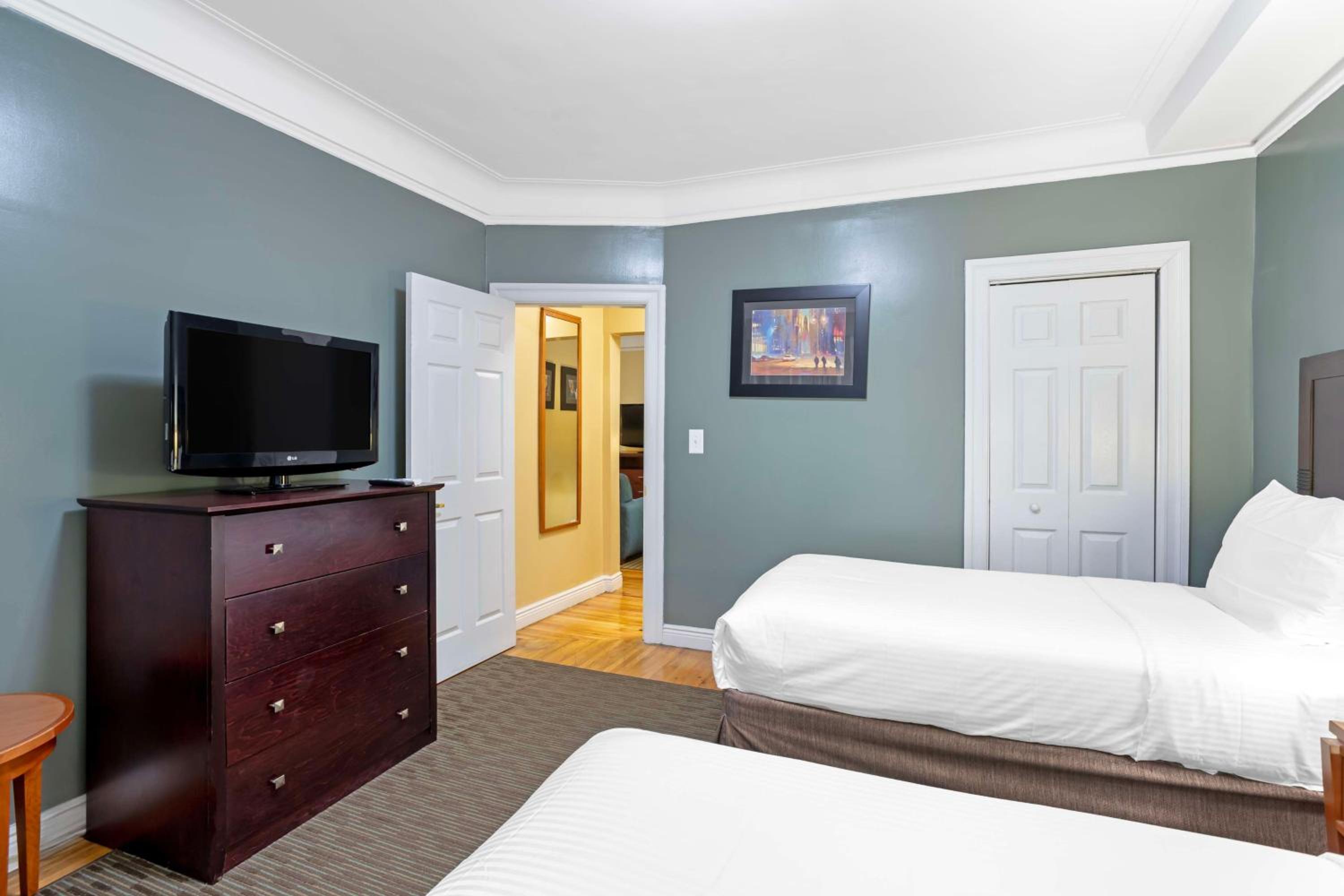 The Family Two-Bedroom Apartment thumbnail 6