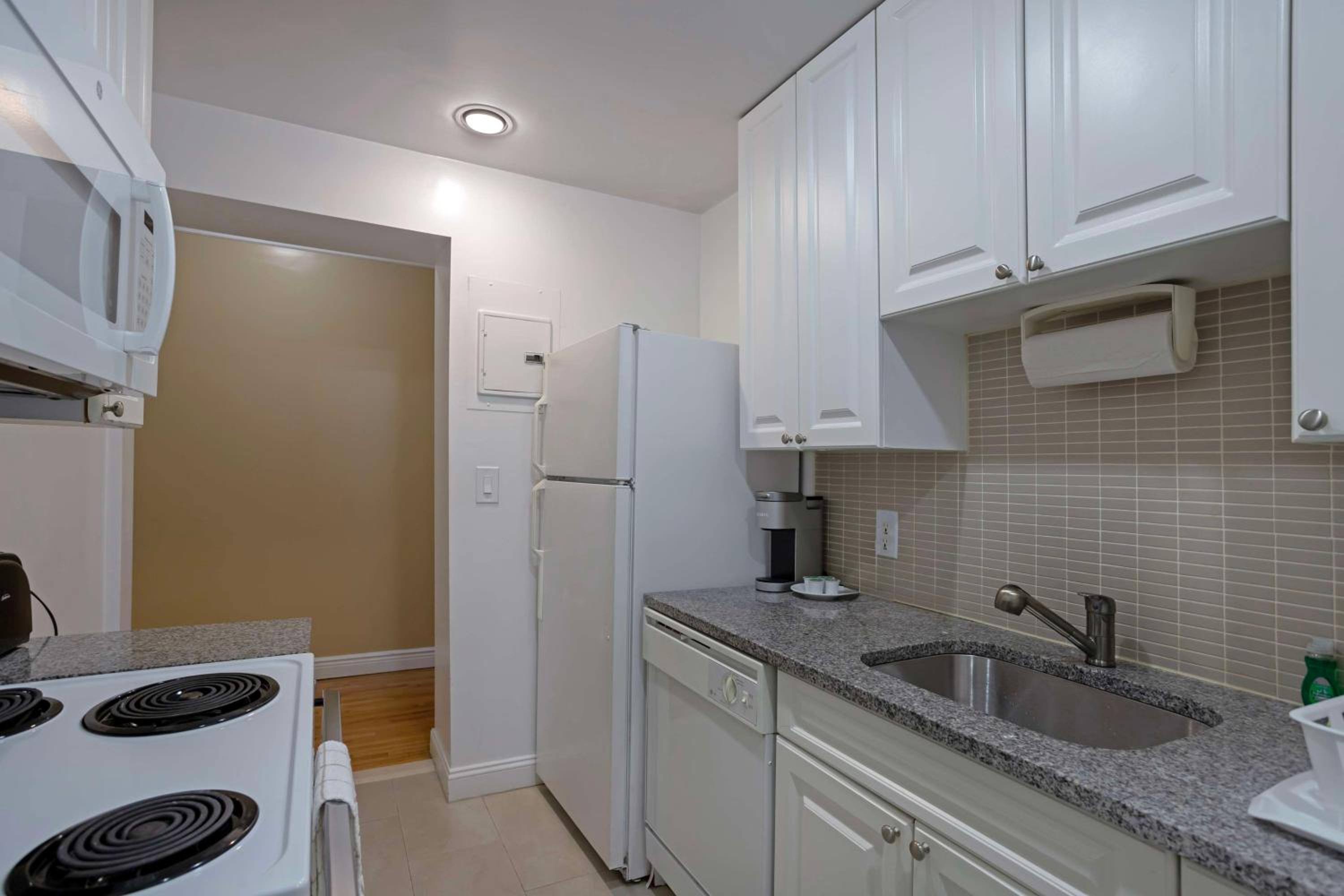 The One-Bedroom Queen Apartment thumbnail 6