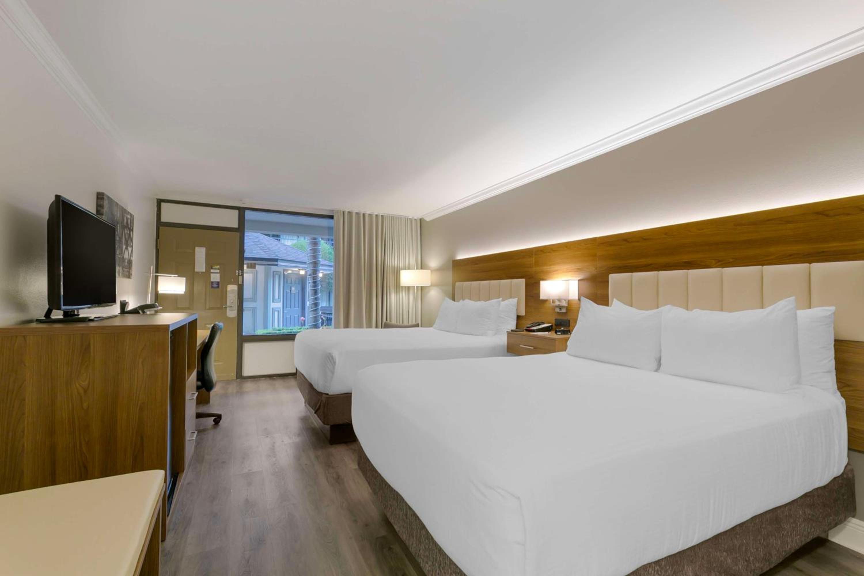 Queen Room with Two Queen Beds - Non-Smoking - Photo 4