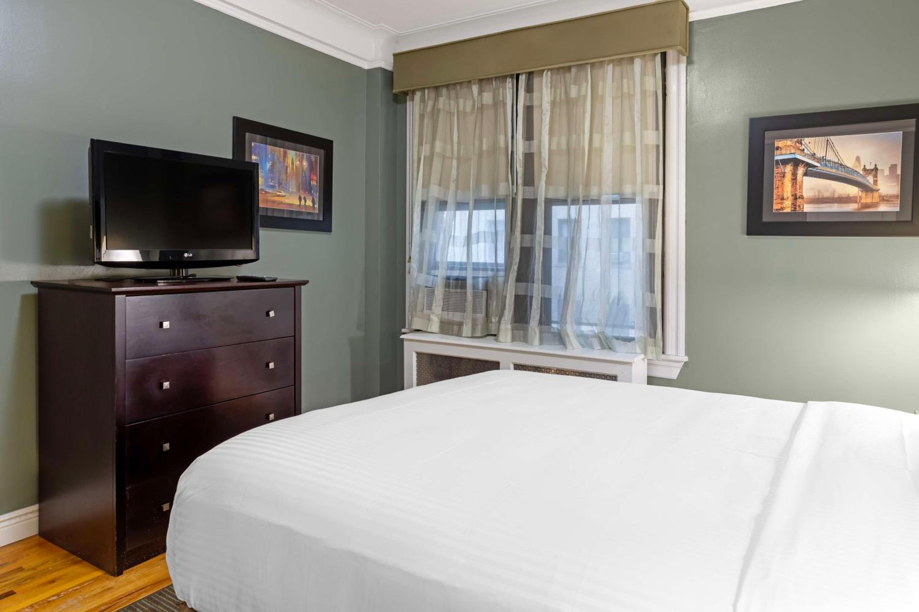 The One-Bedroom Queen Apartment
