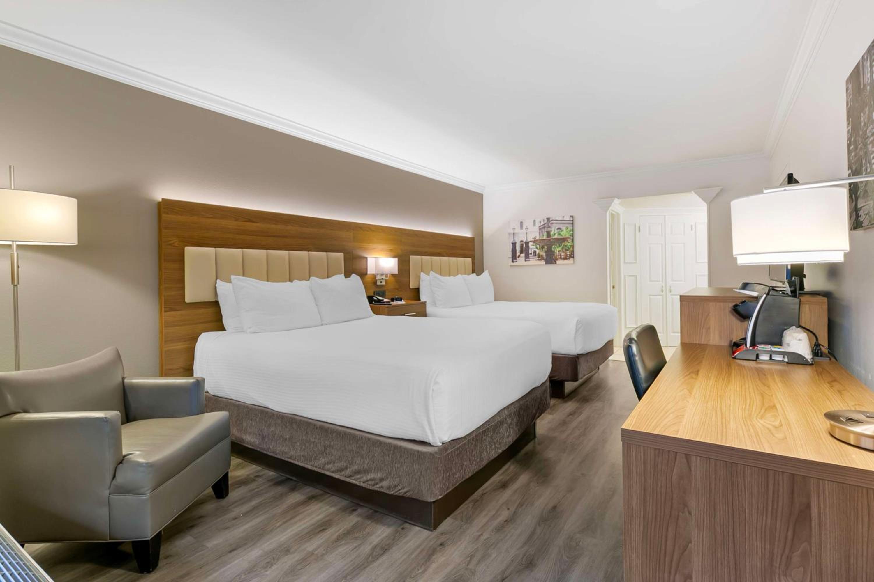 Queen Room with Two Queen Beds - Non-Smoking - Photo 5