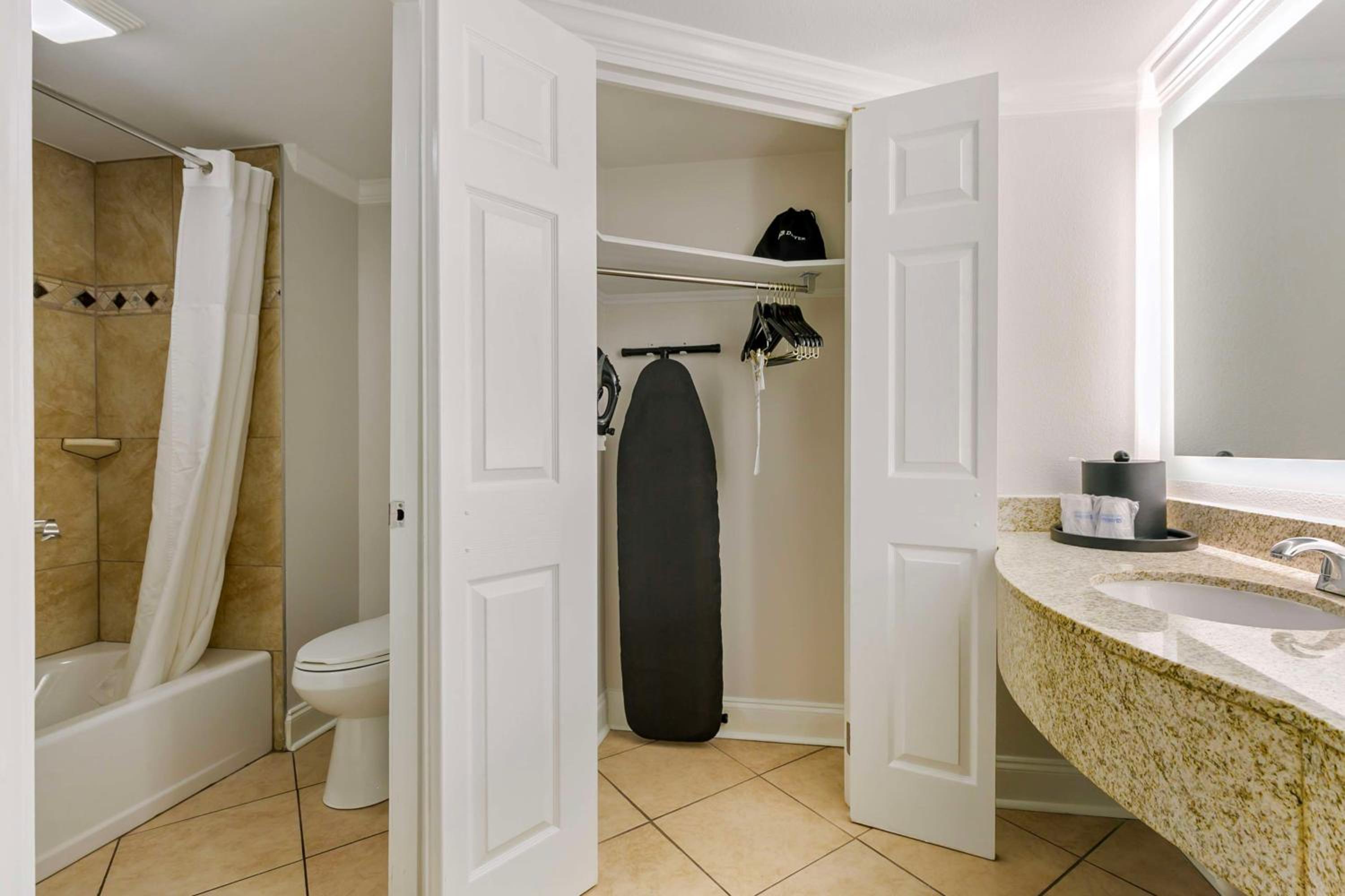 Queen Room with Two Queen Beds - Non-Smoking - Photo 3