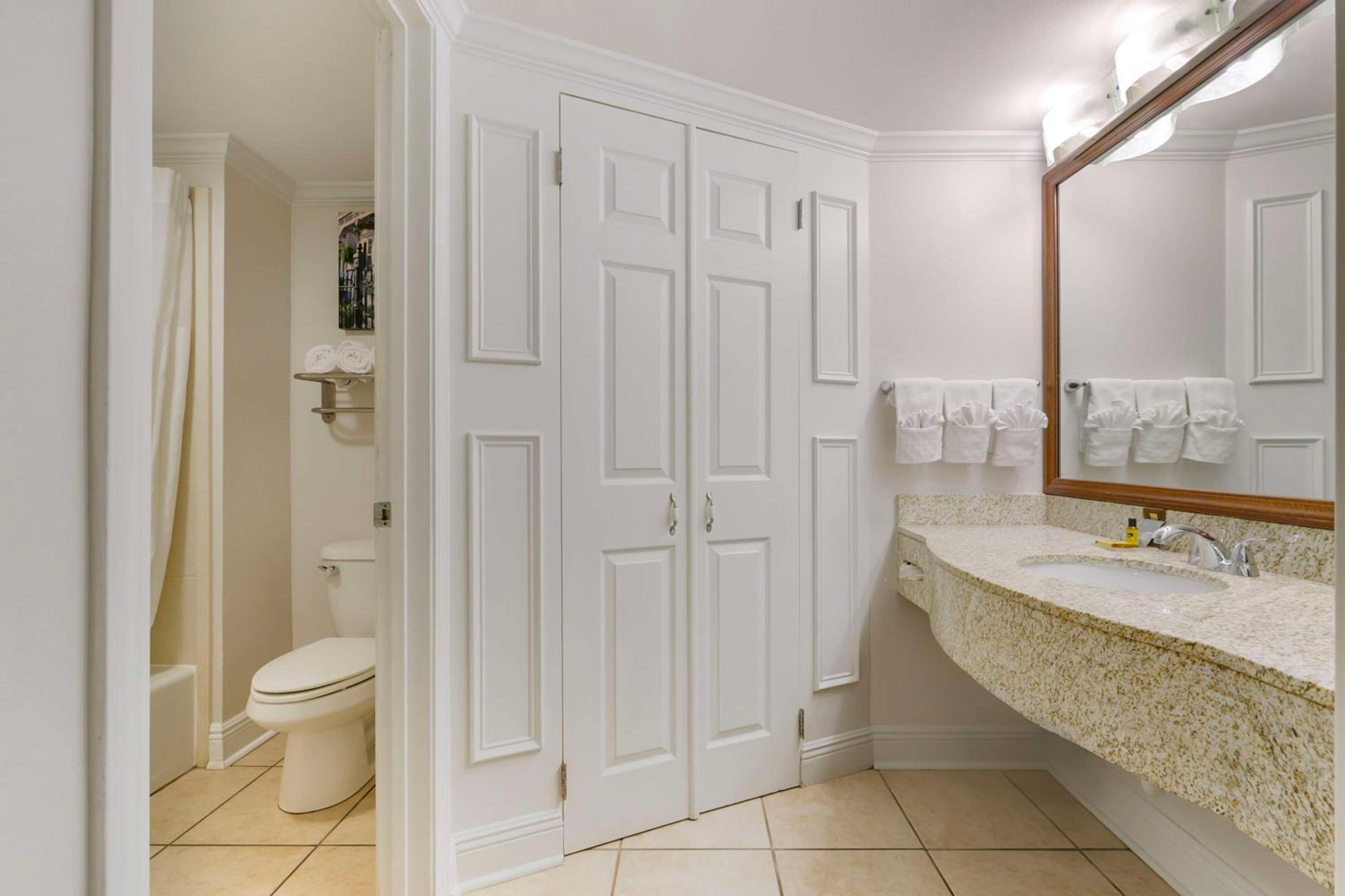 Queen Room with Two Queen Beds - Non-Smoking - Photo 8