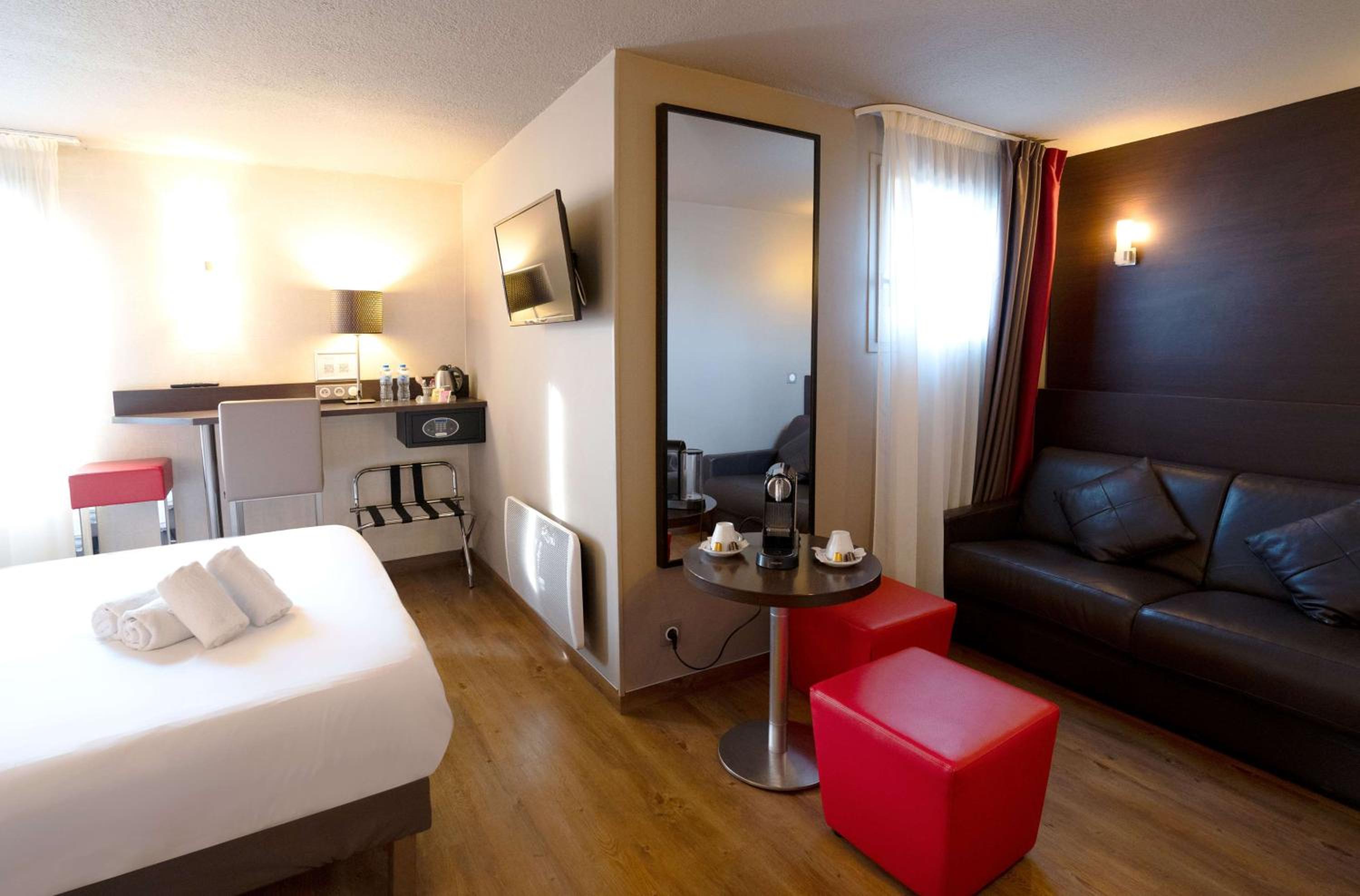 Junior Queen Suite - Non-Smoking