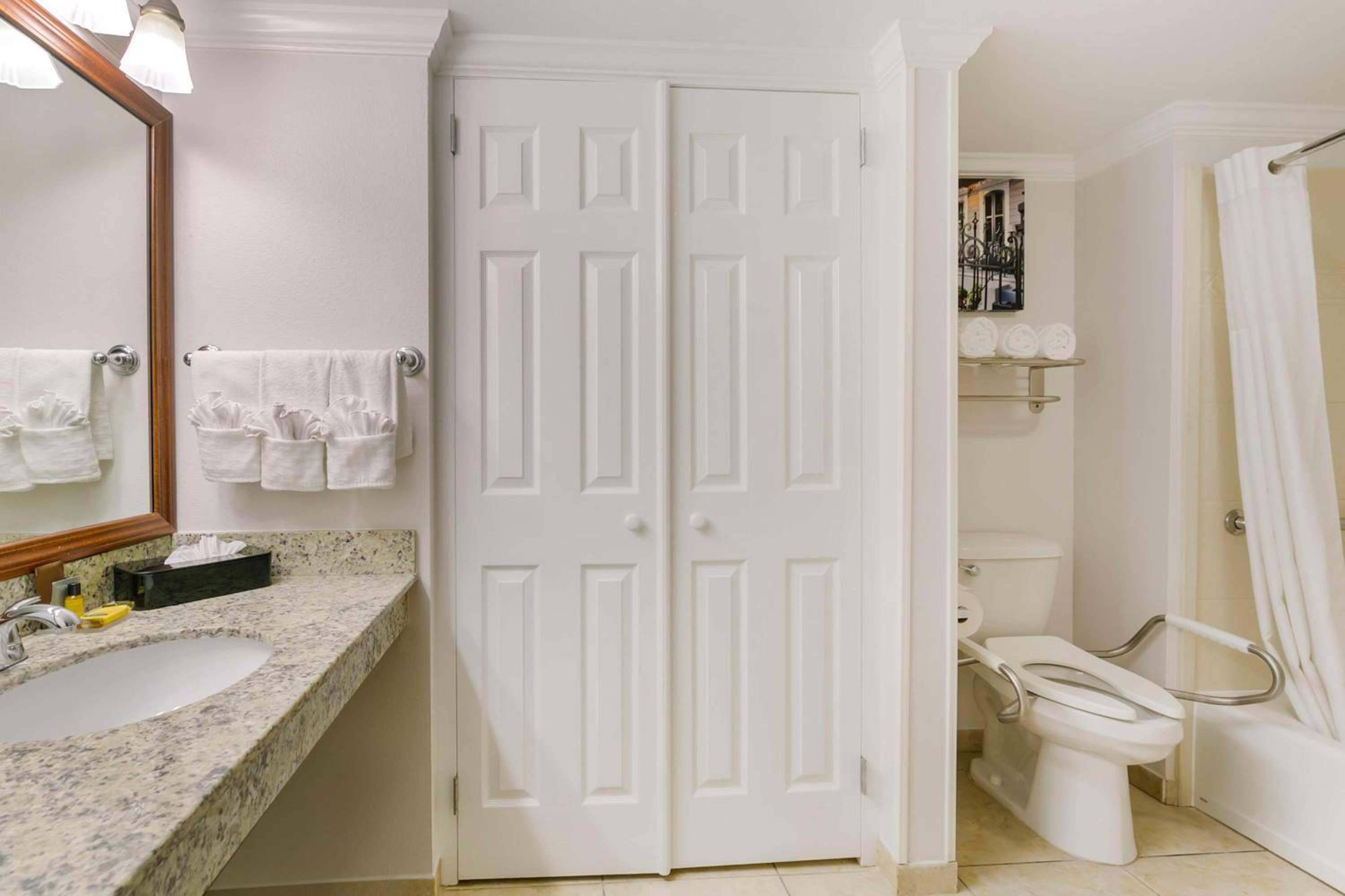 King Room with Bath Tub - Disability Access/Non-Smoking  - Photo 2