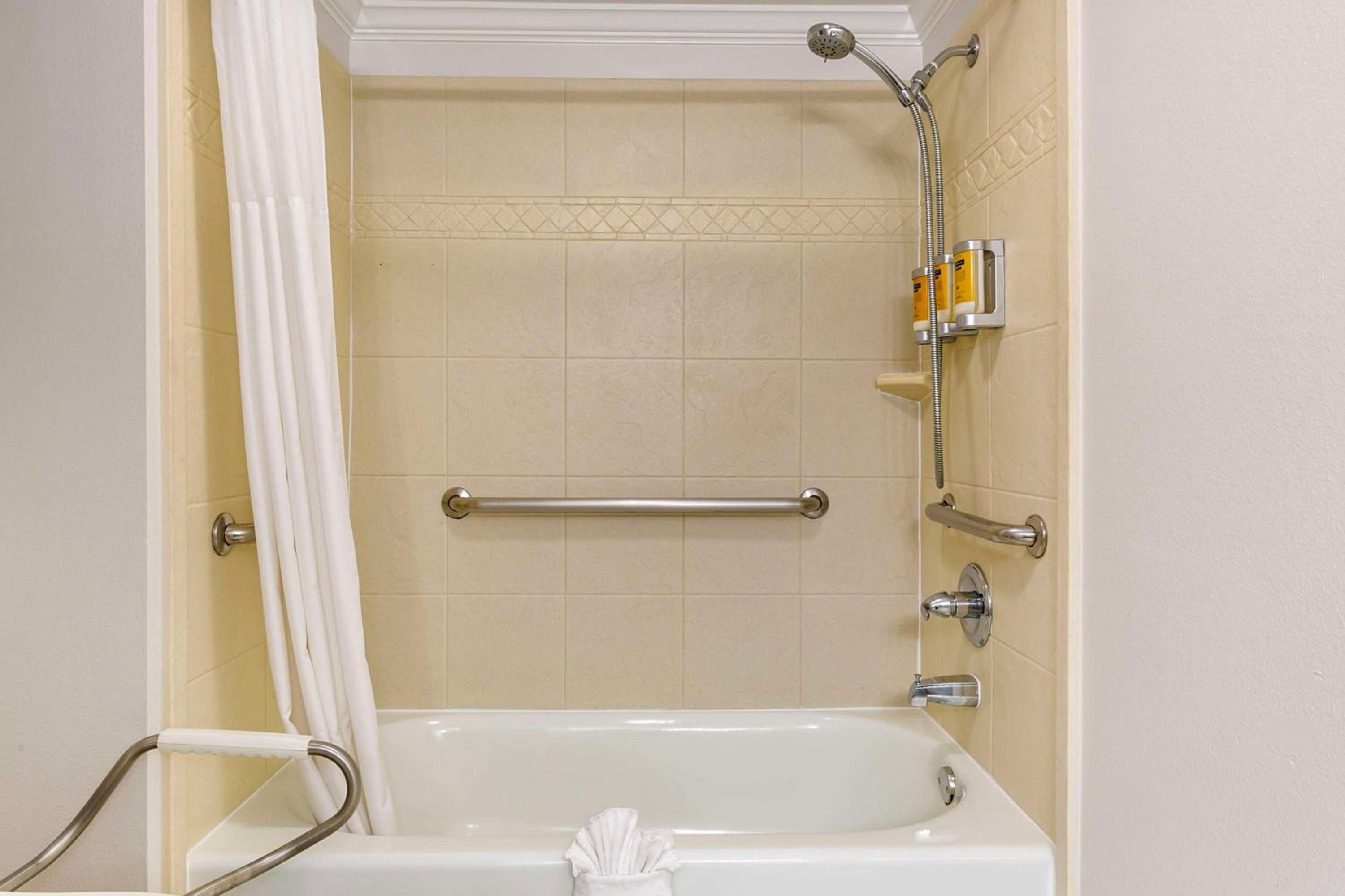 King Room with Bath Tub - Disability Access/Non-Smoking  - Photo 6