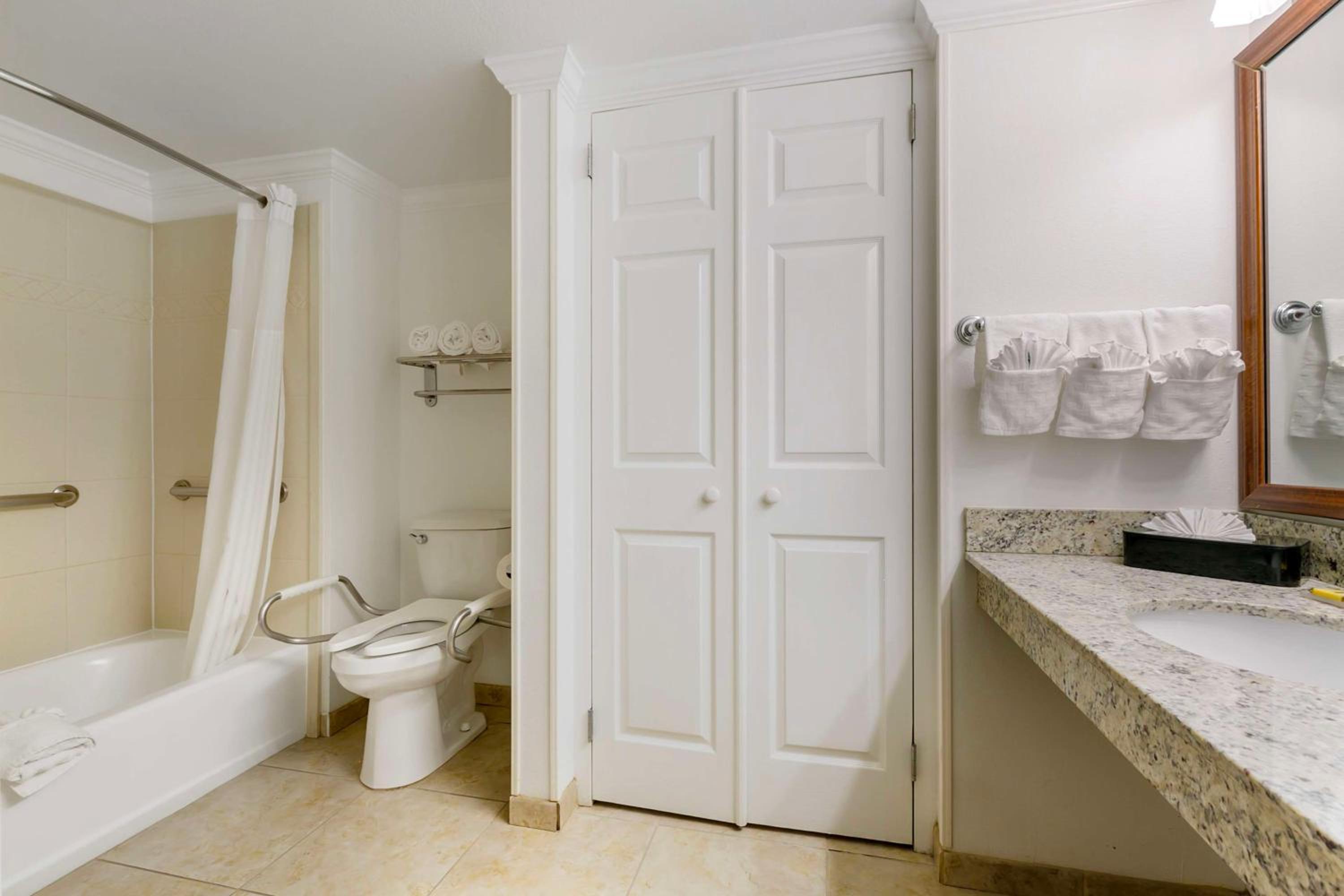 King Room with Bath Tub - Disability Access/Non-Smoking  - Photo 3