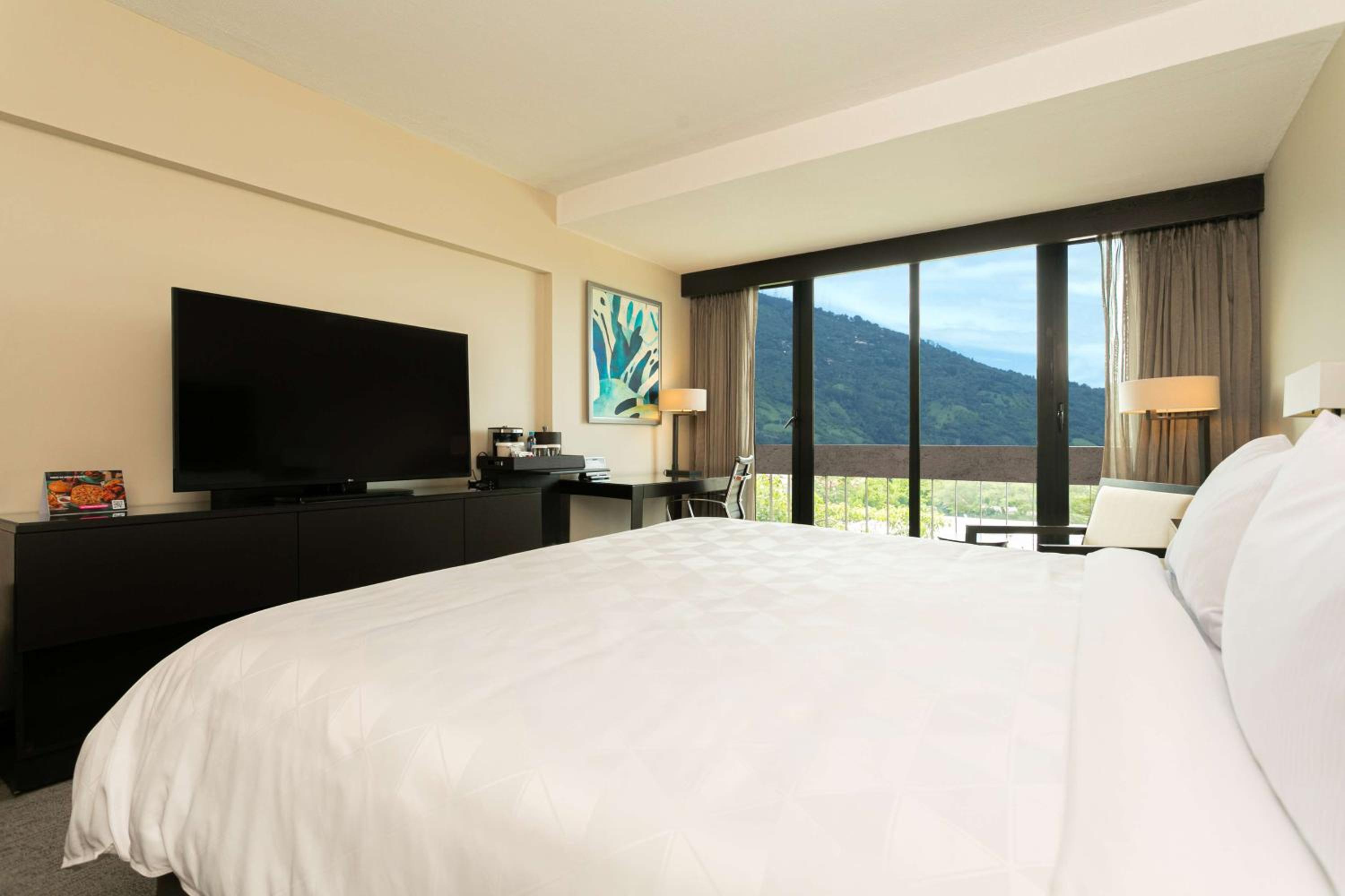 King Room with Volcano View - Executive Floor - Photo 1