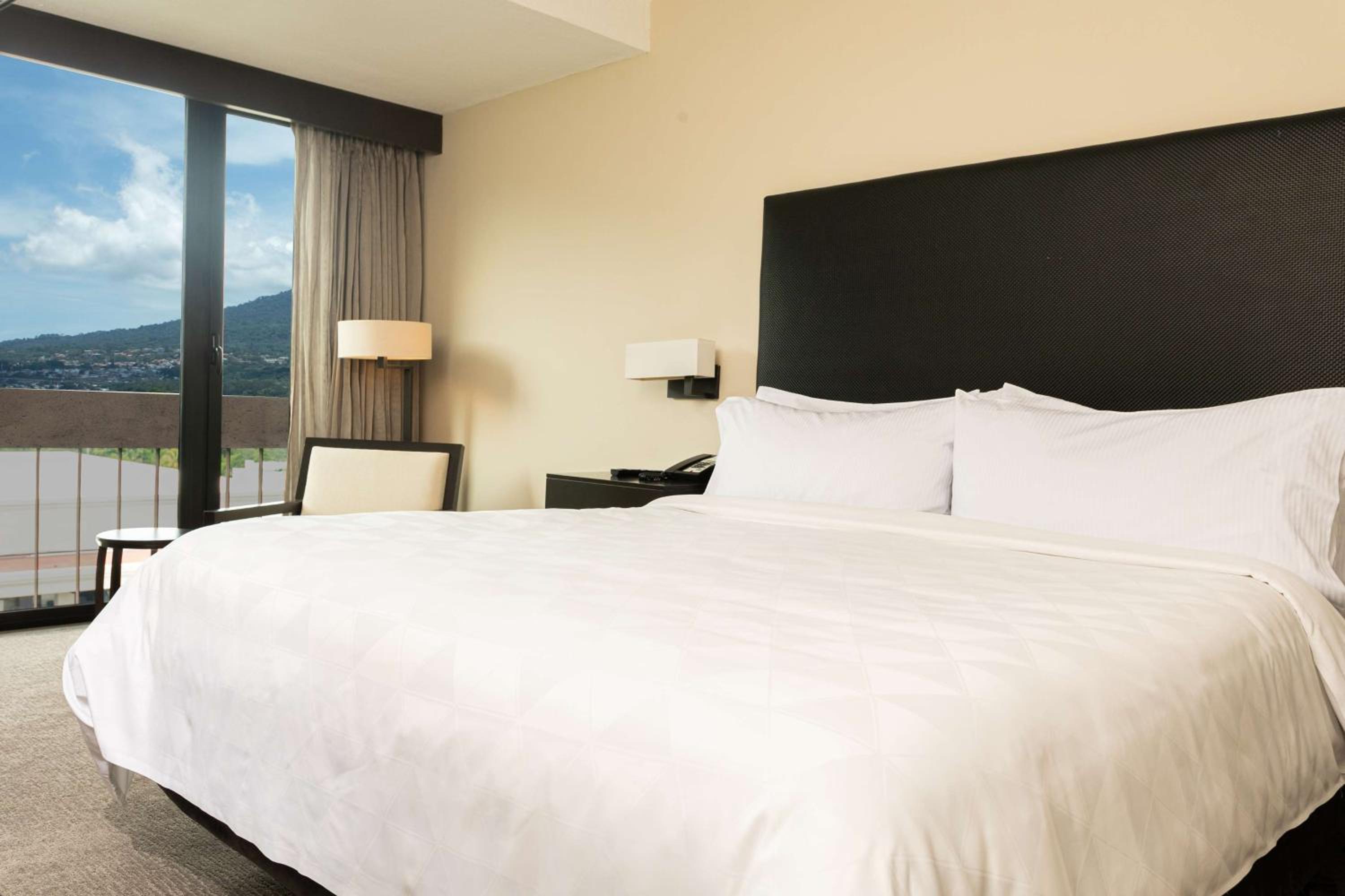 King Room with Volcano View - Non-Smoking - Photo 5