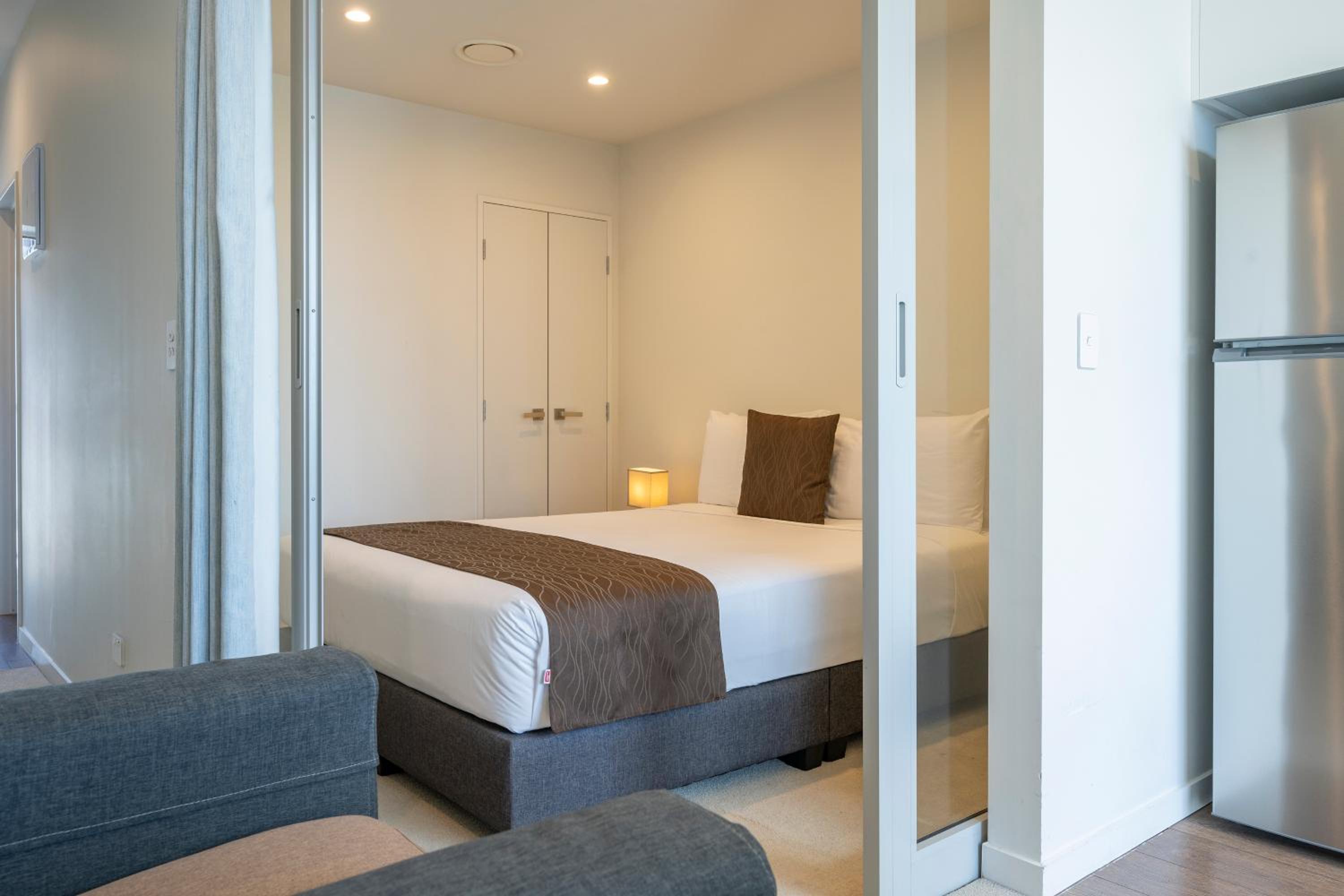 Deluxe Studio with Free Secured Parking - Photo 5