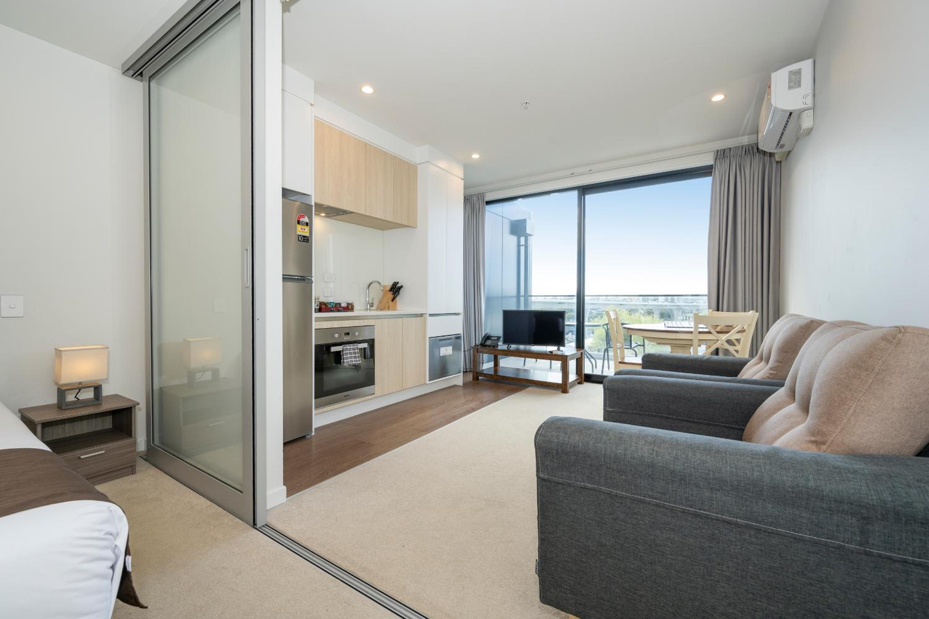 Deluxe Studio with Free Secured Parking - Photo 4