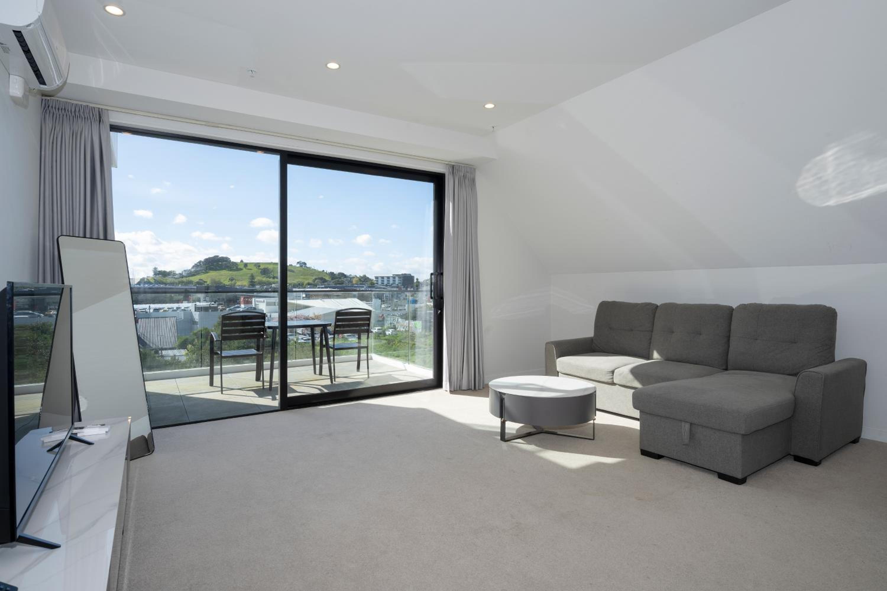 Deluxe Two-Bedroom Suite with Free Secured Parking - Photo 12