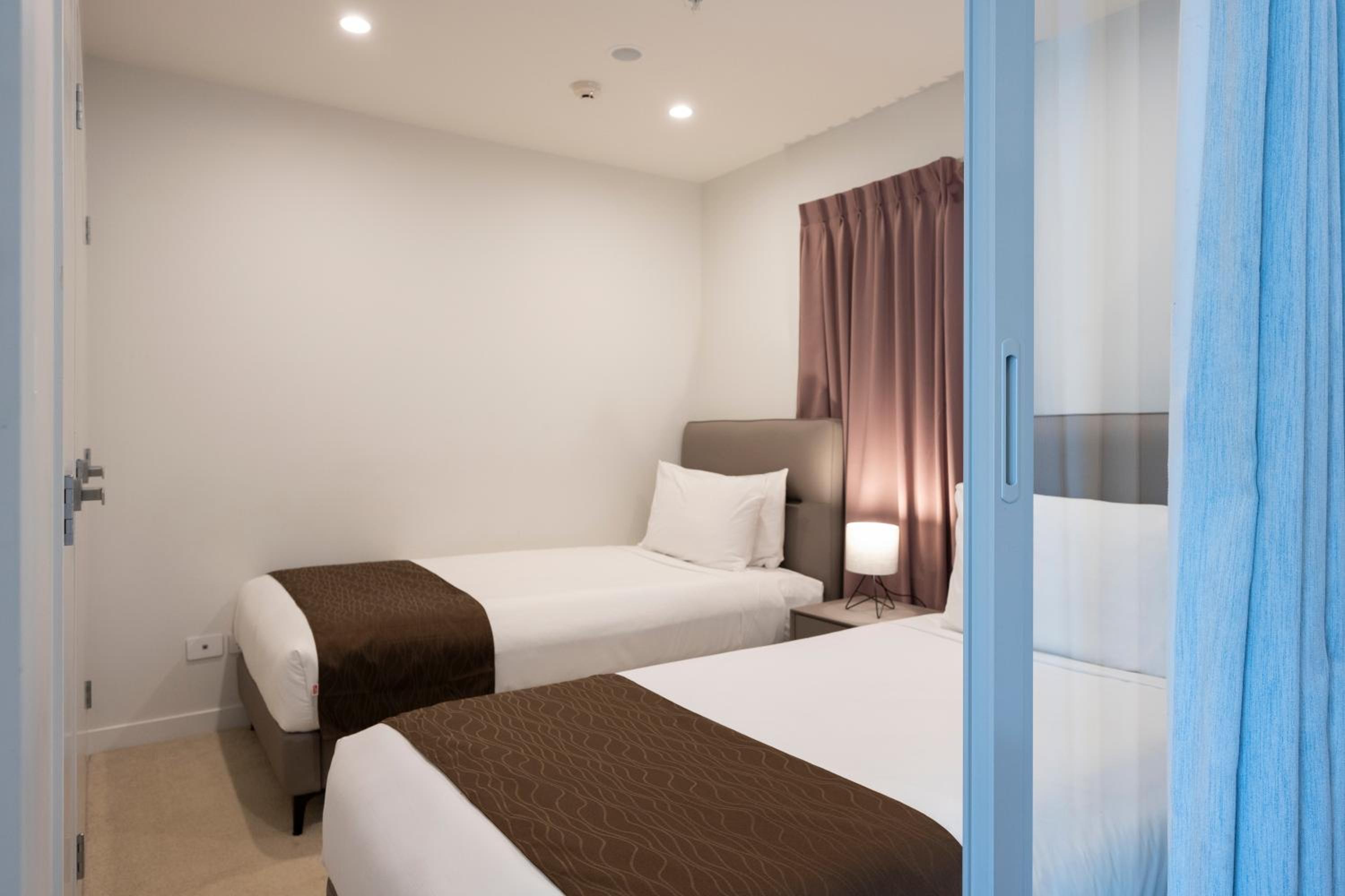 Deluxe Two-Bedroom Suite with Free Secured Parking - Photo 3