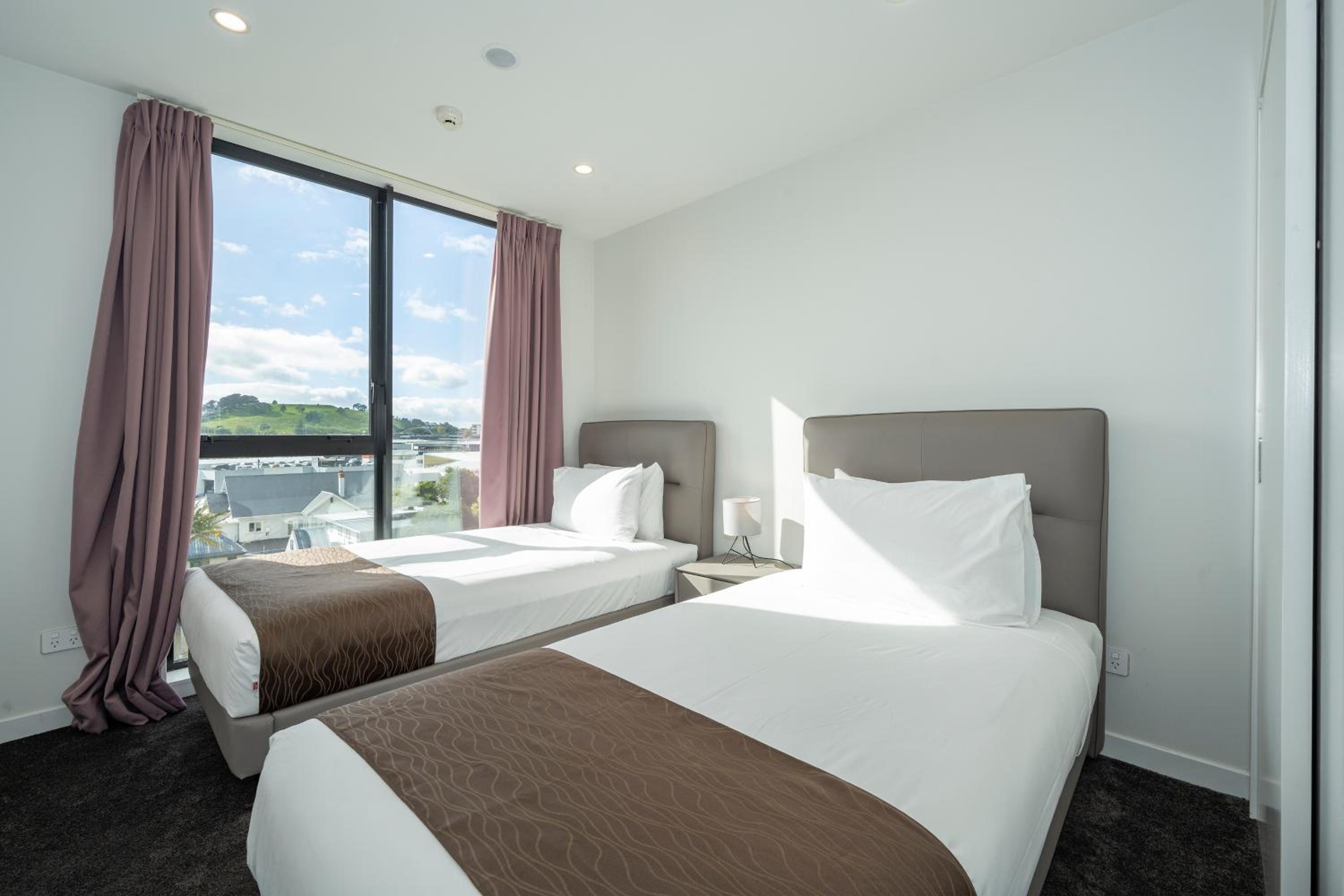 Premier Two Bedroom Suite with a free secure parking - Photo 5