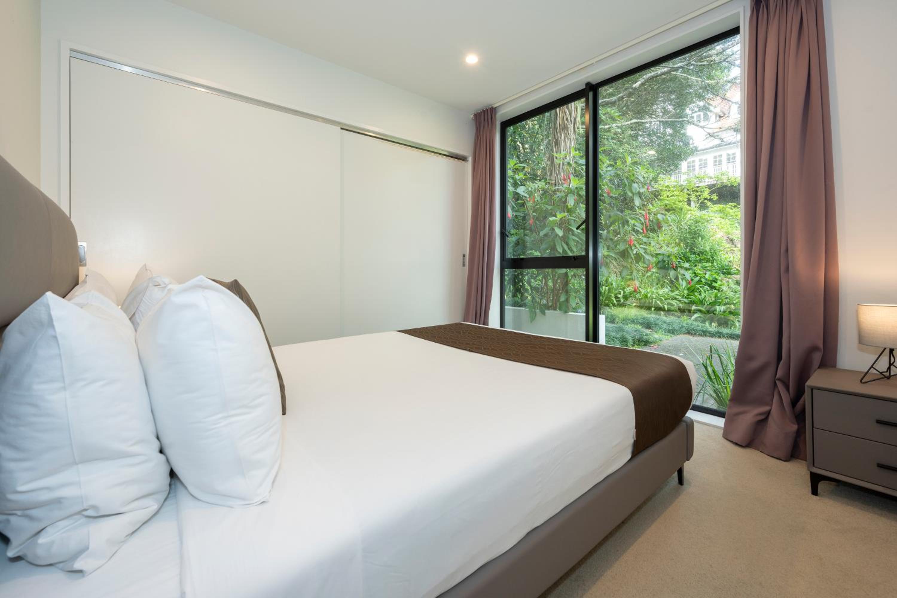 Premier Two Bedroom Suite with a free secure parking - Photo 3