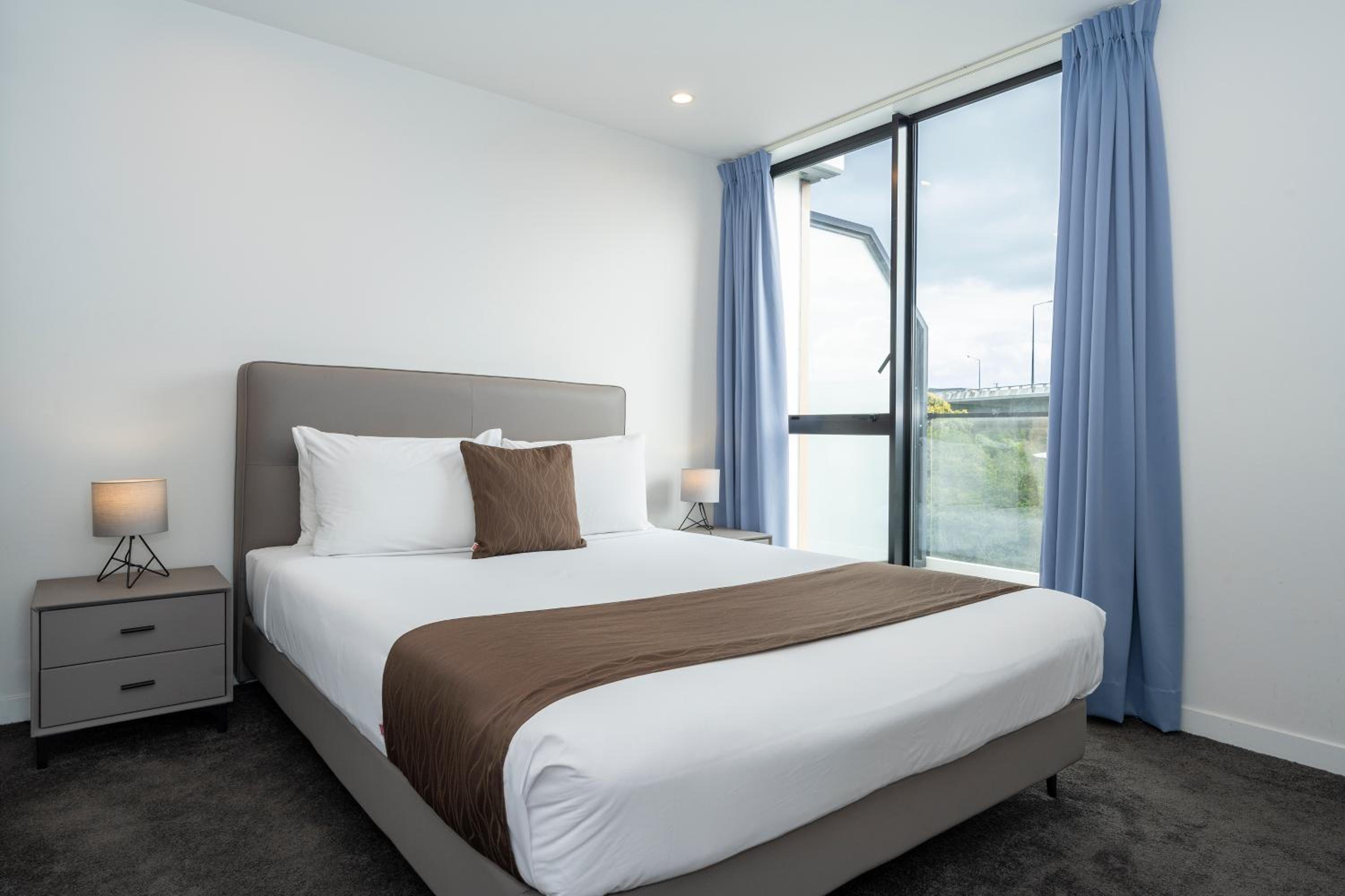 Premier Two Bedroom Suite with a free secure parking - Photo 6