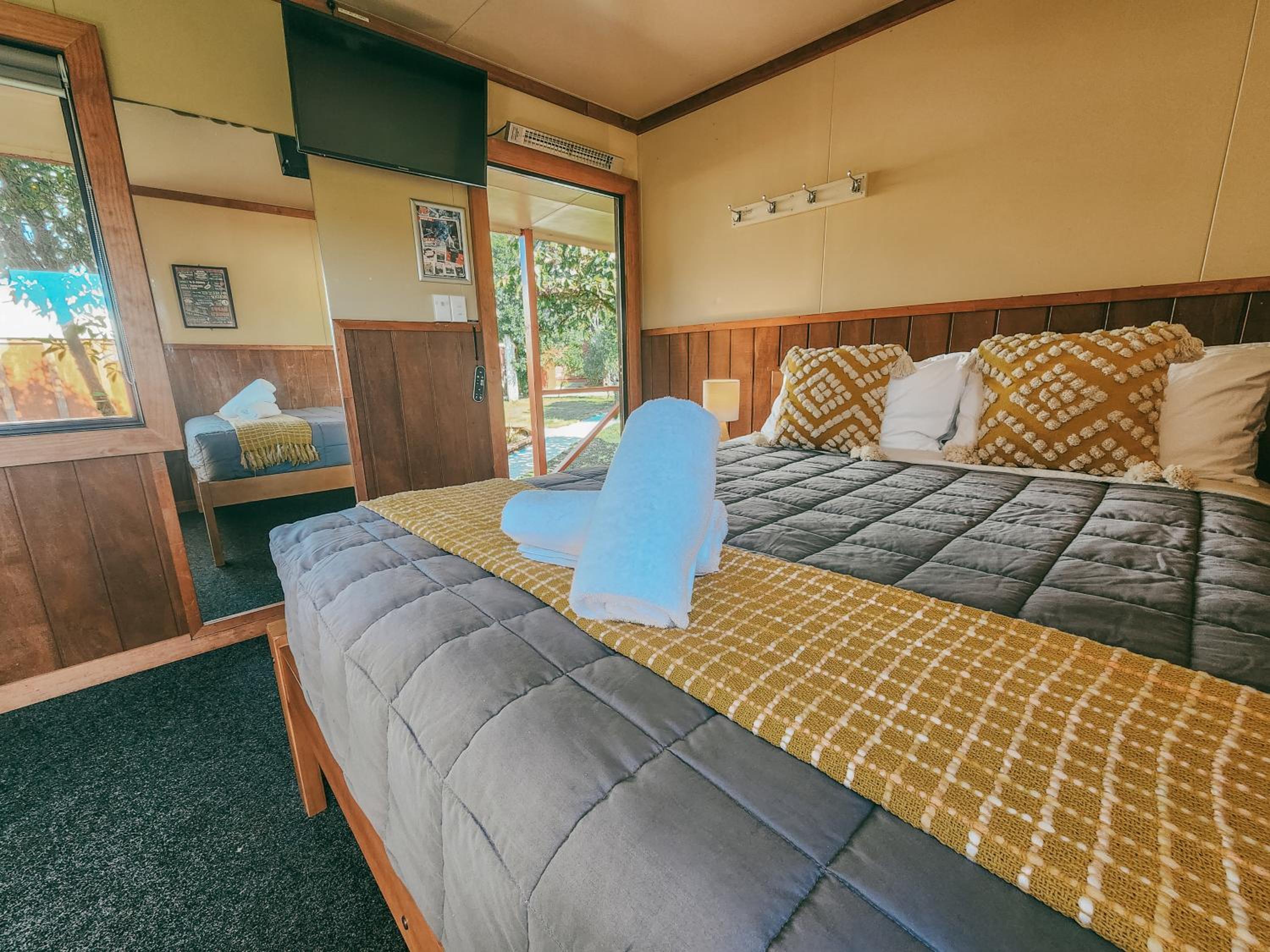 Miners Retreat - Cozy Cabin with Beach Access