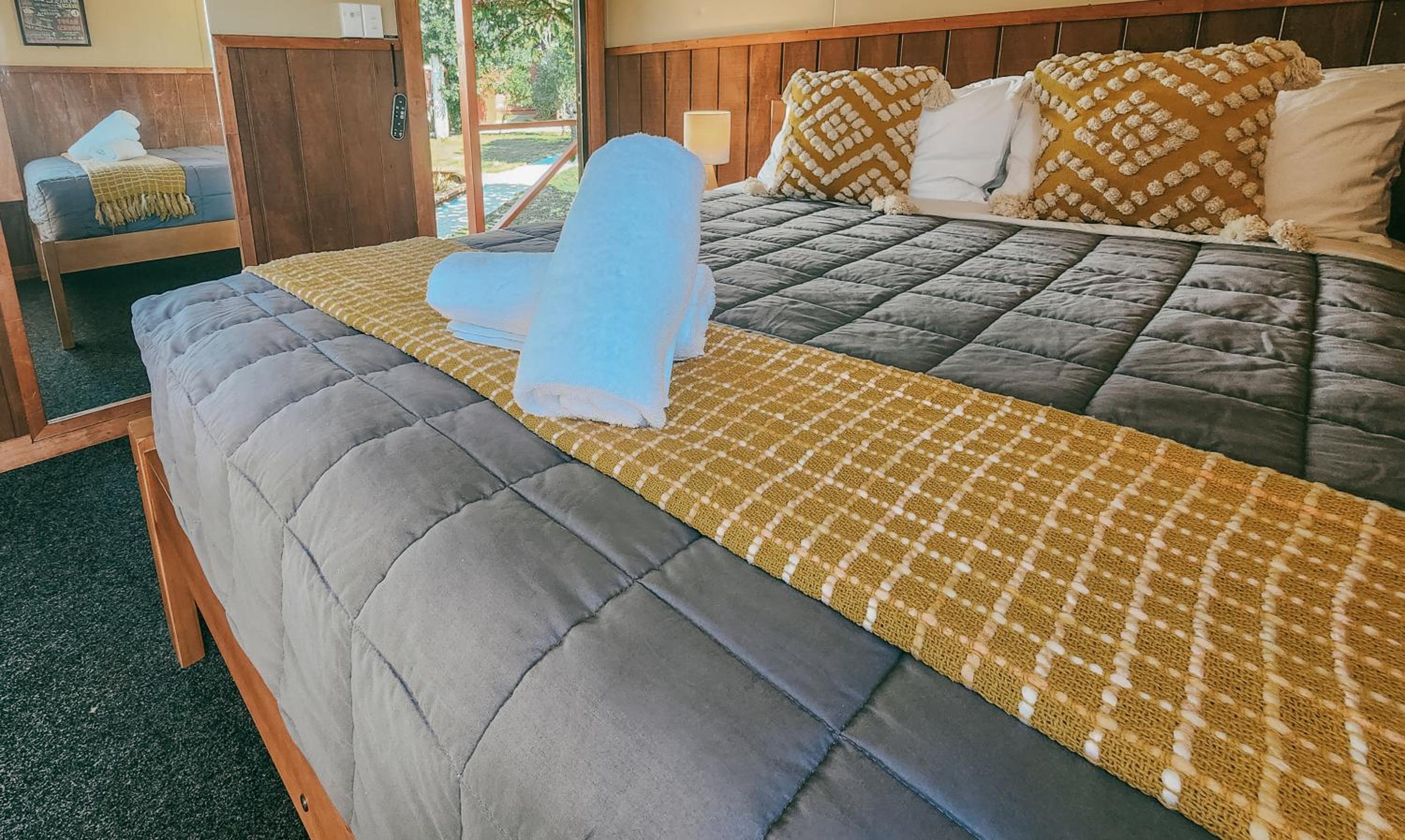 Miners Retreat - Cozy Cabin with Beach Access photo 2