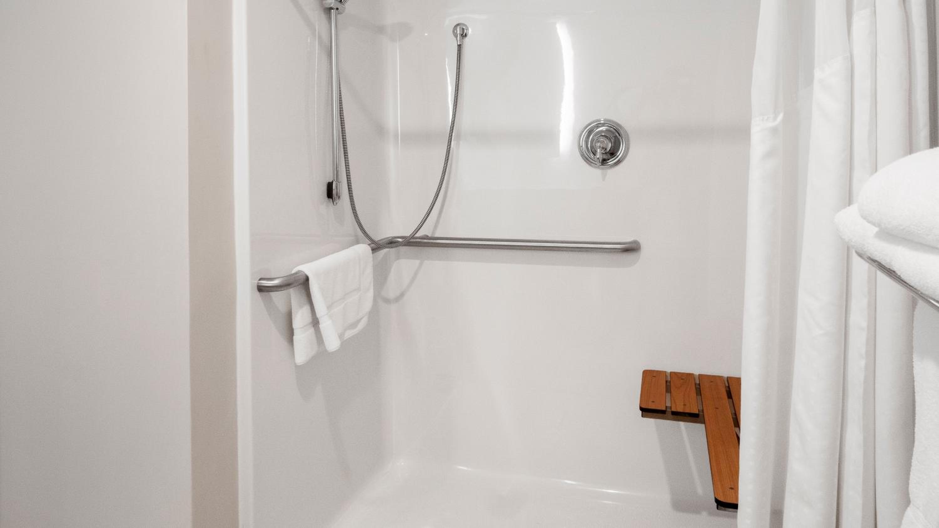 King Room - Disability Access Roll in Shower - Photo 6
