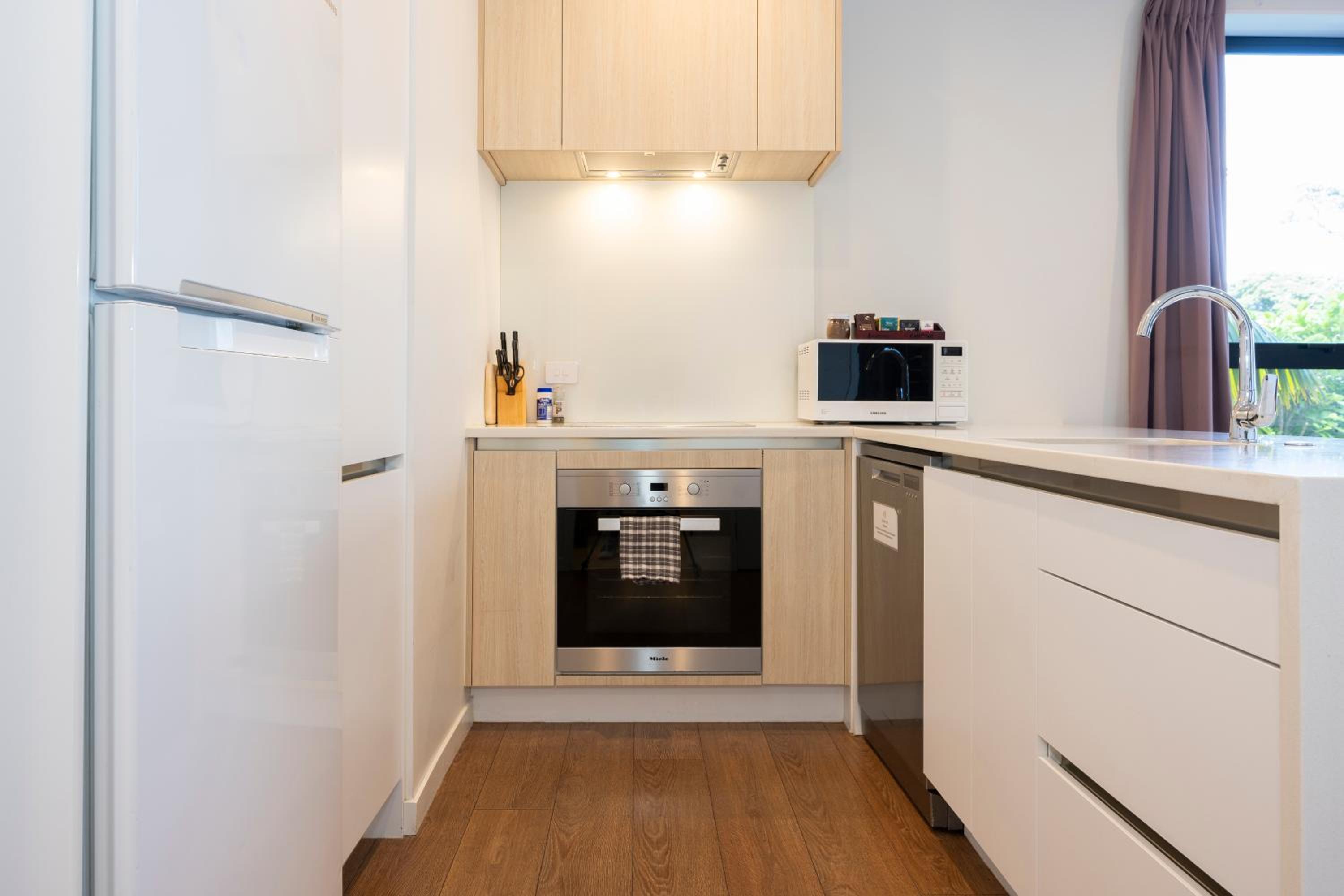 Deluxe Three Bedroom Suite with Free Secured Parking - Photo 4