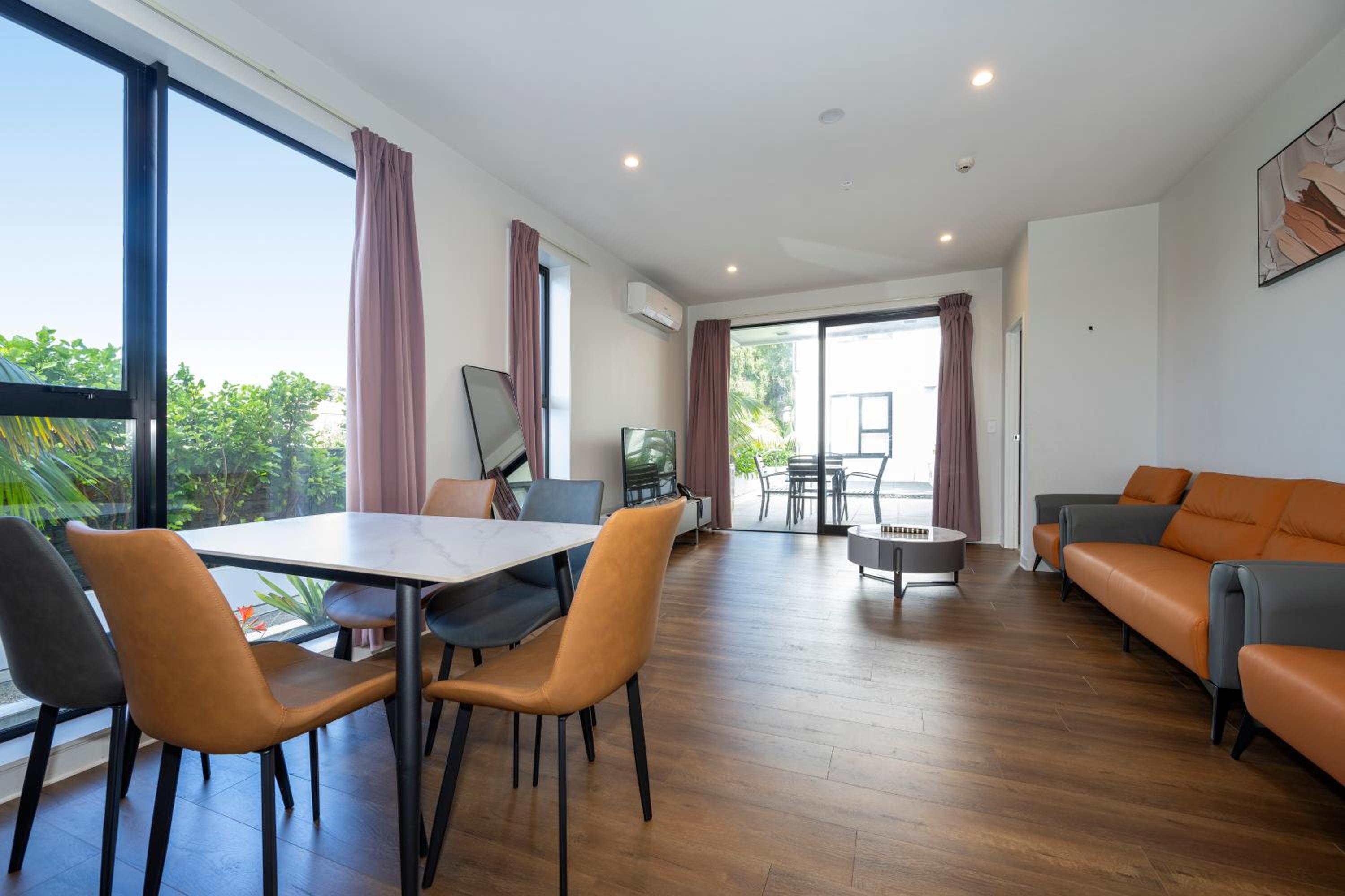 Deluxe Three Bedroom Suite with Free Secured Parking - Photo 12