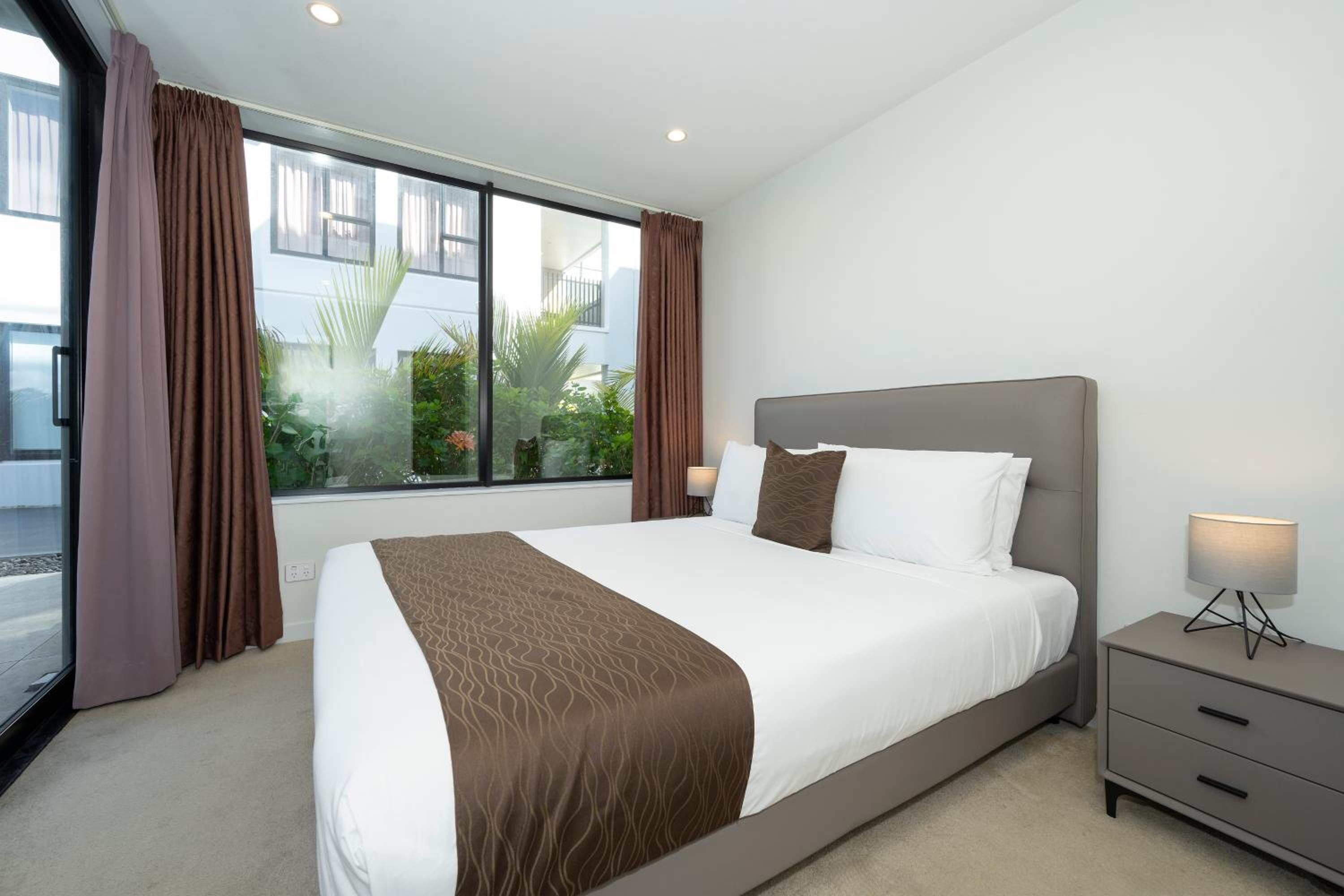 Deluxe Three Bedroom Suite with Free Secured Parking - Photo 1