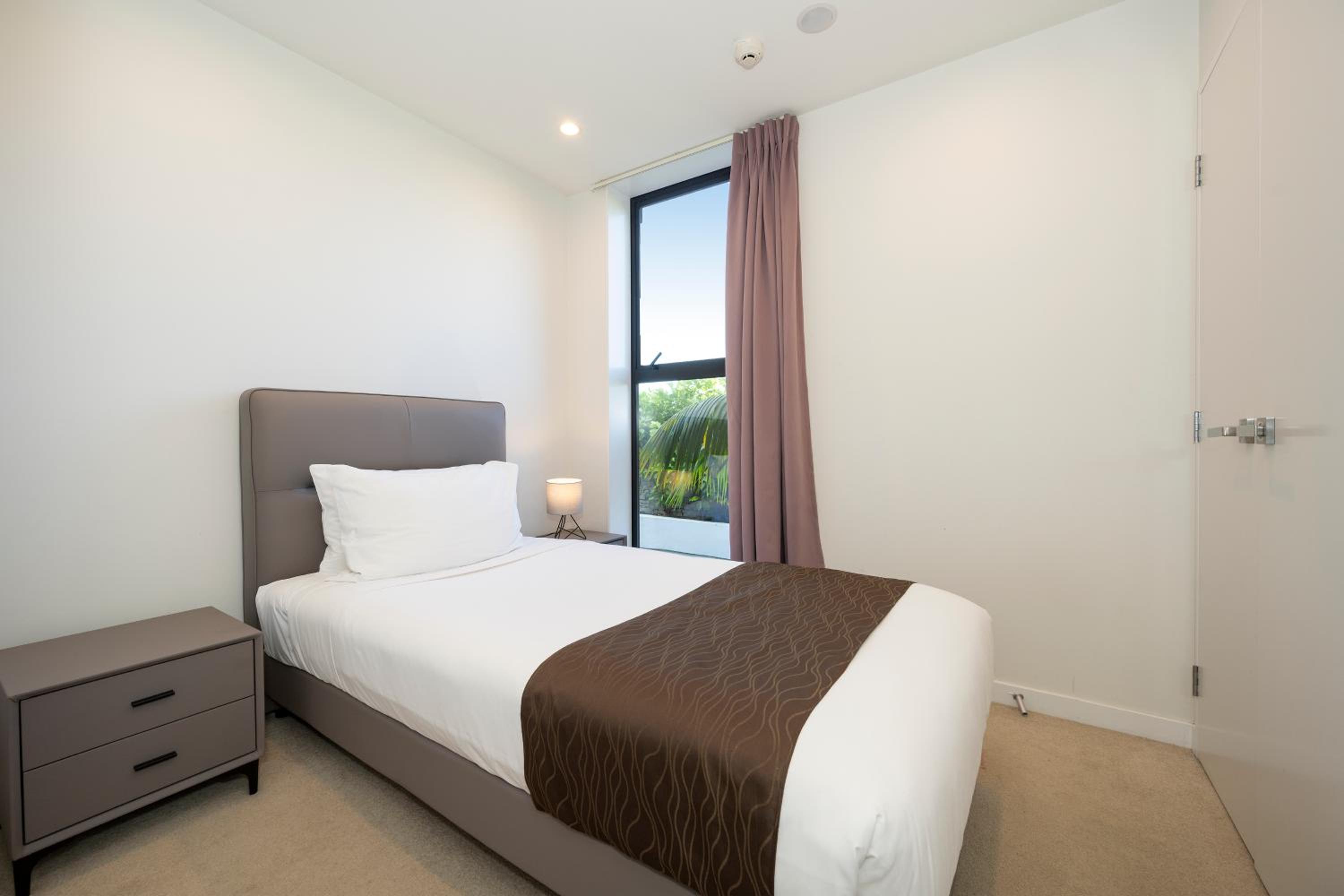 Deluxe Three Bedroom Suite with Free Secured Parking - Photo 2