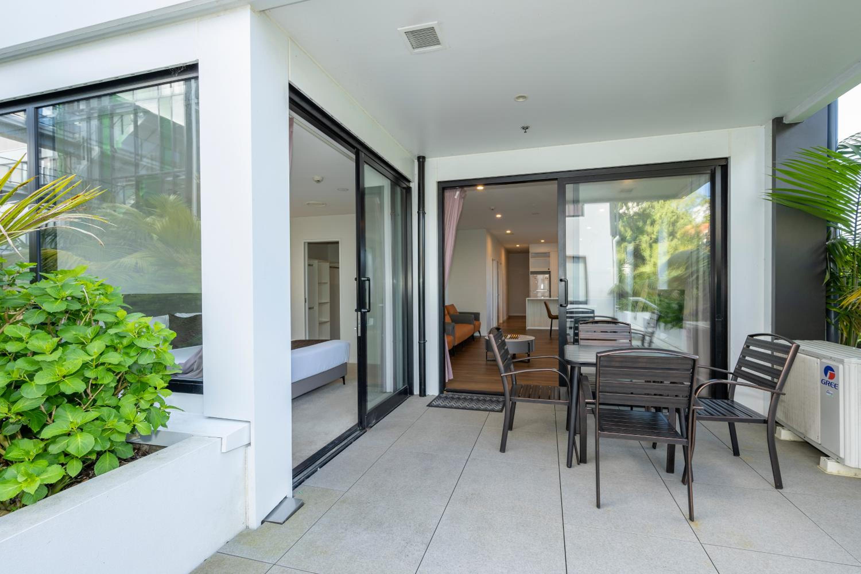 Deluxe Three Bedroom Suite with Free Secured Parking - Photo 5