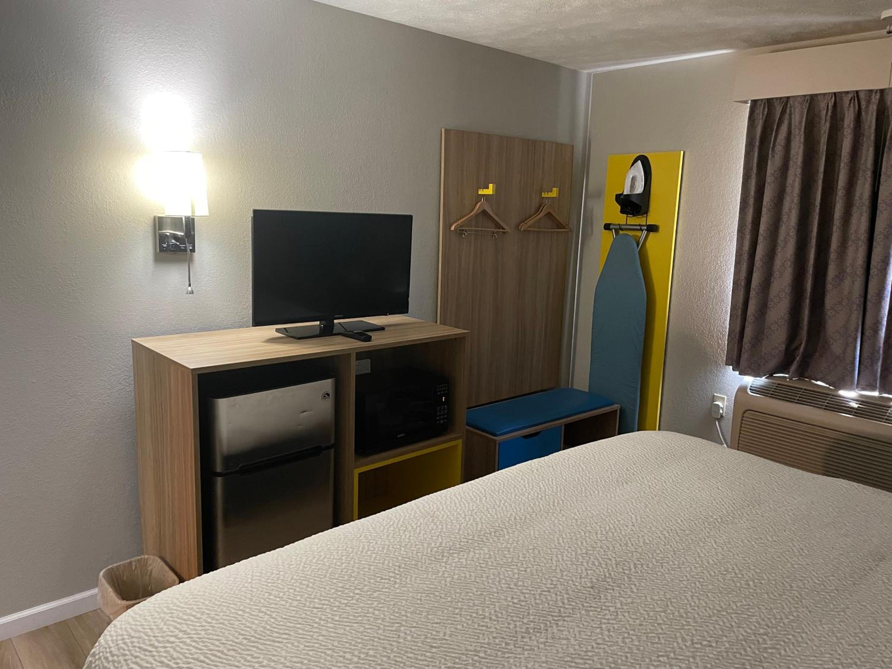 King Room - Non-Smoking - Photo 1