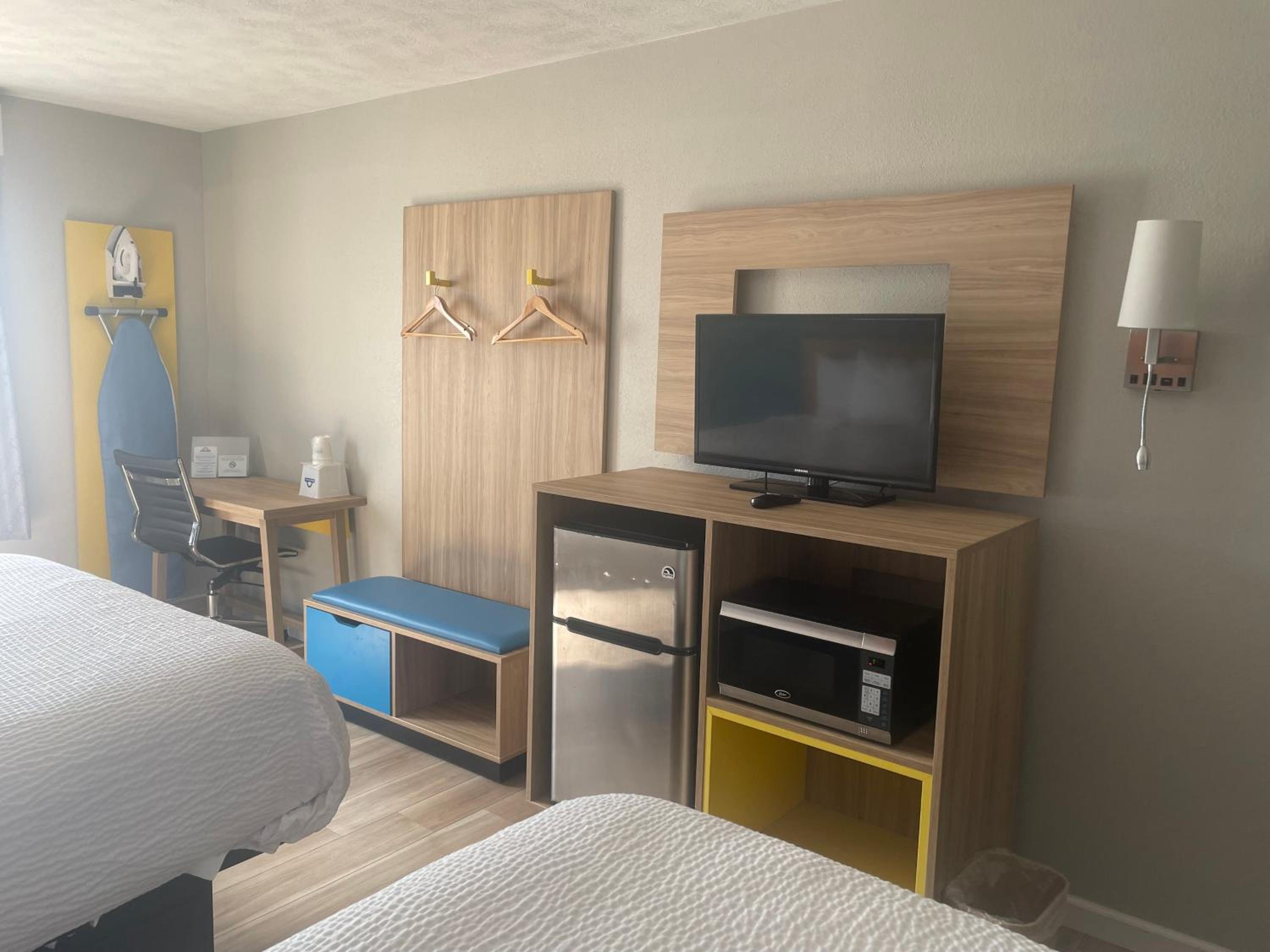 Queen Room with Two Queen Beds - Non-Smoking - Photo 2