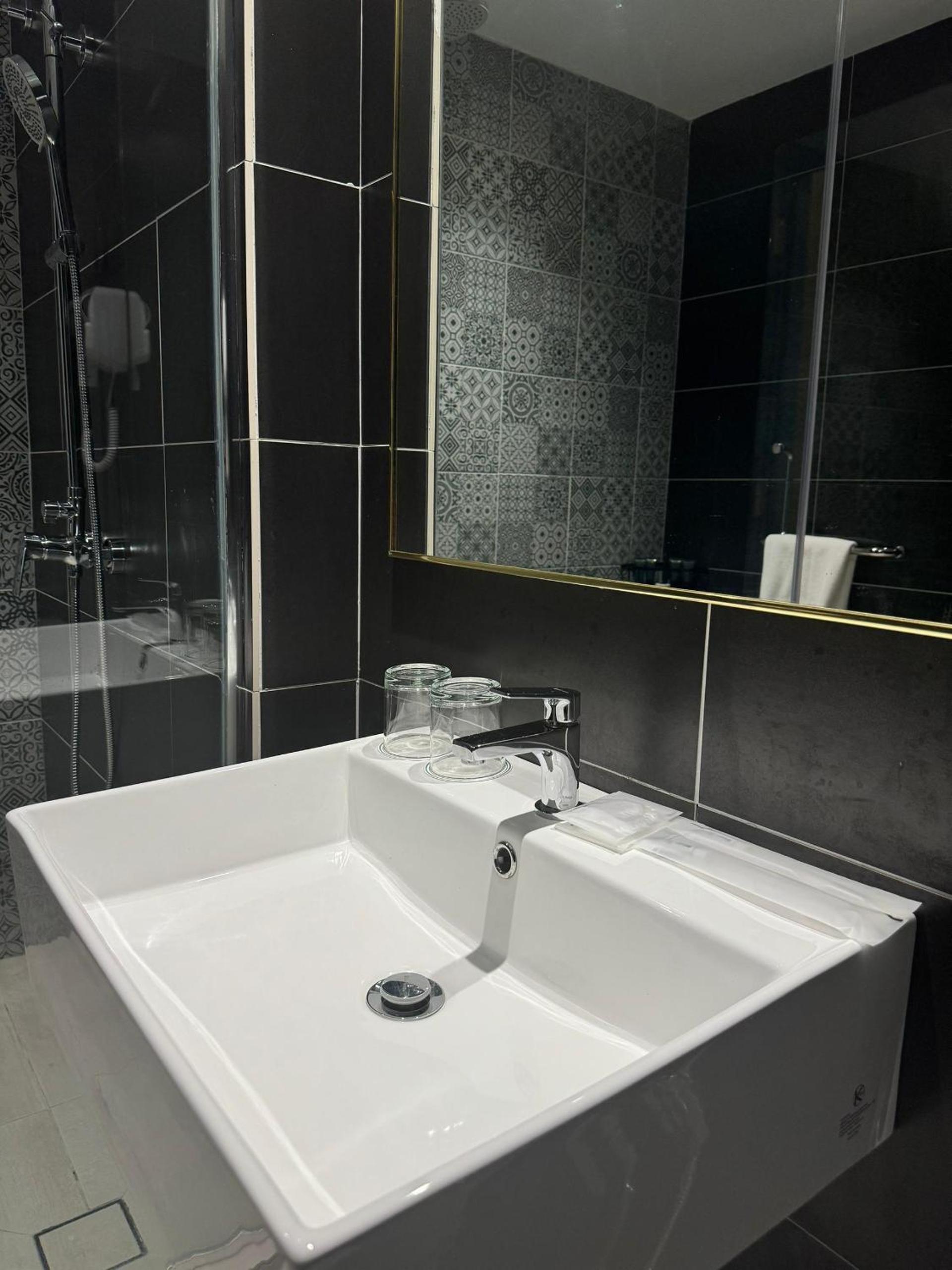 Superior King Room - Photo 7
