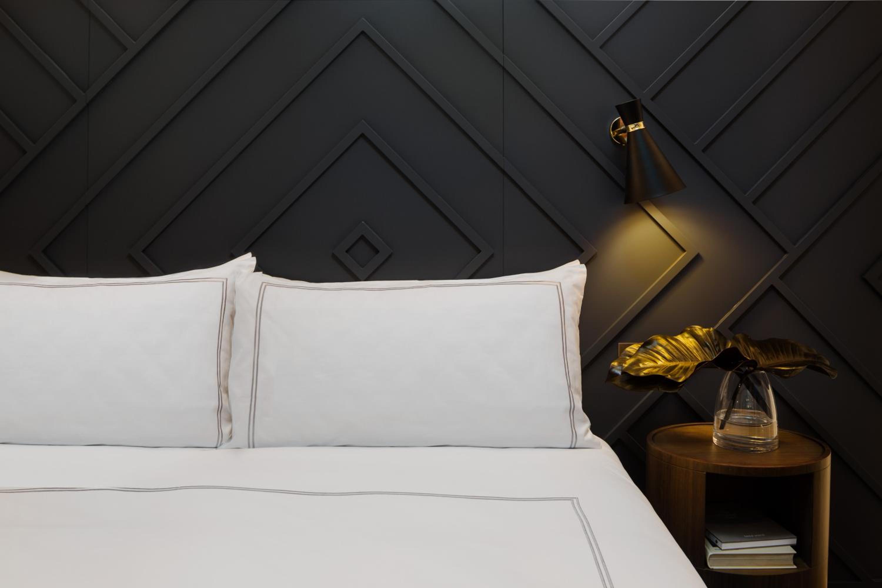 Queen Banksia Deluxe Room - Mobility Accessible