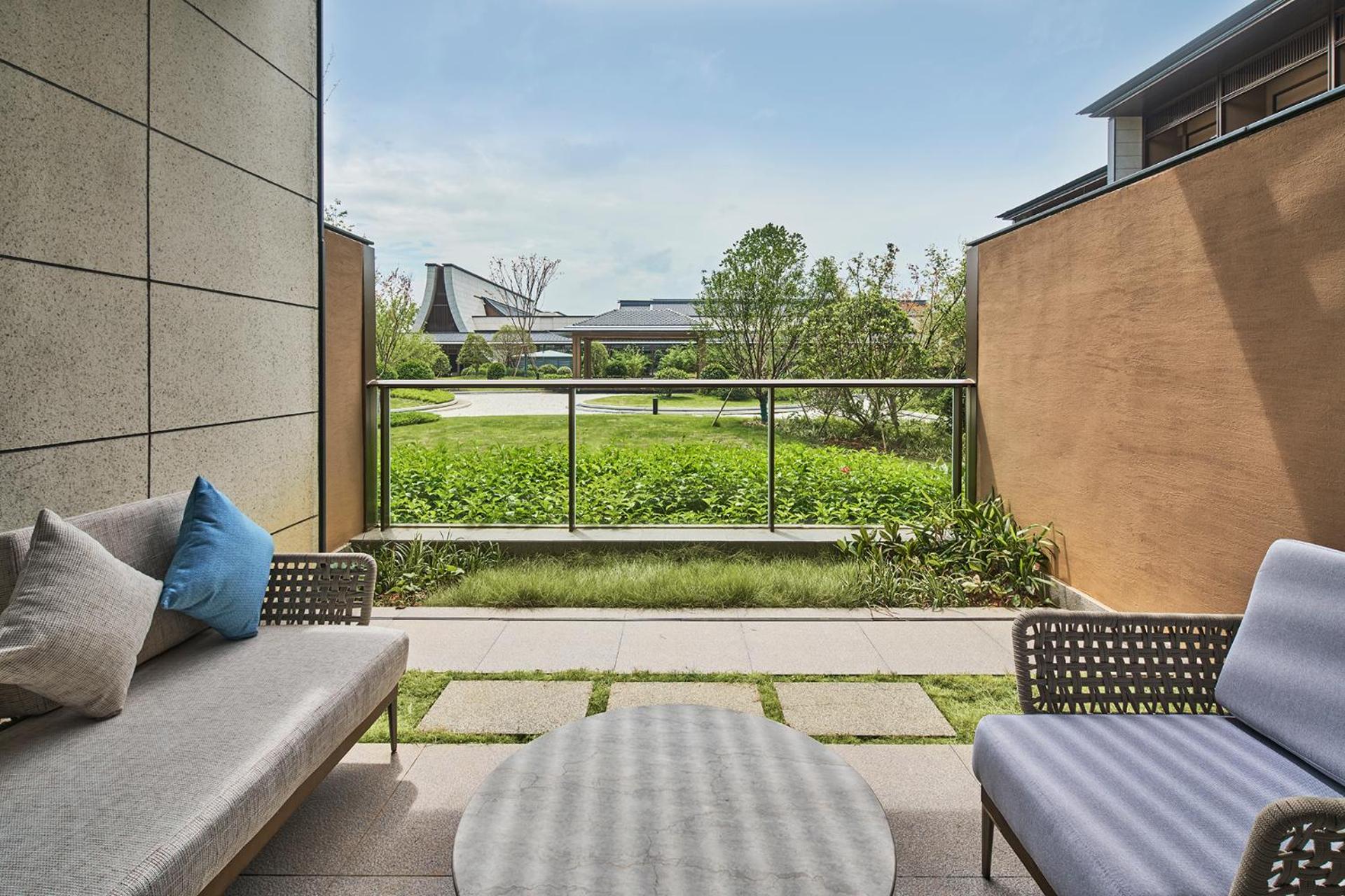 Premium King Room with Courtyard View photo 2