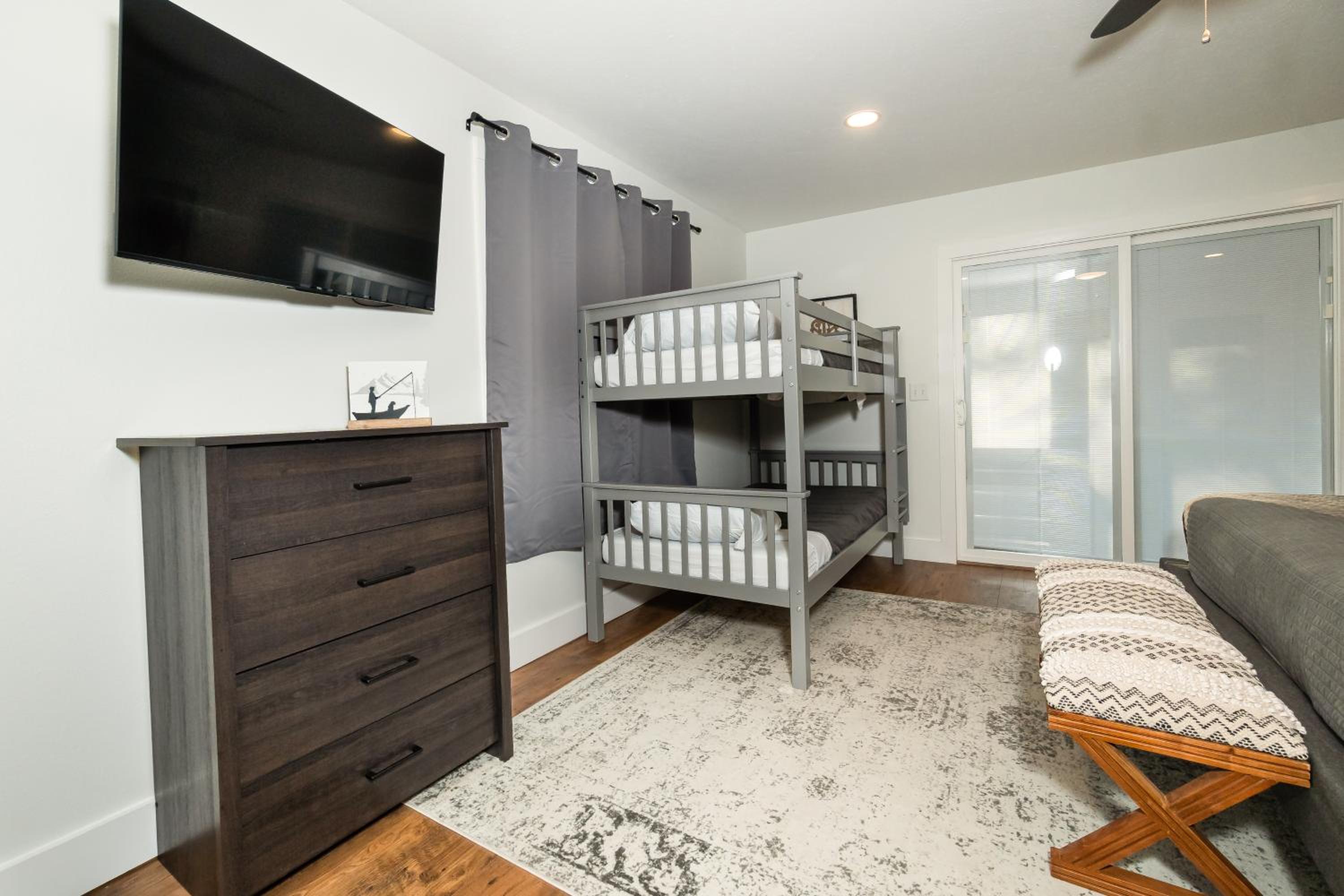 Five-Bedroom House photo 2