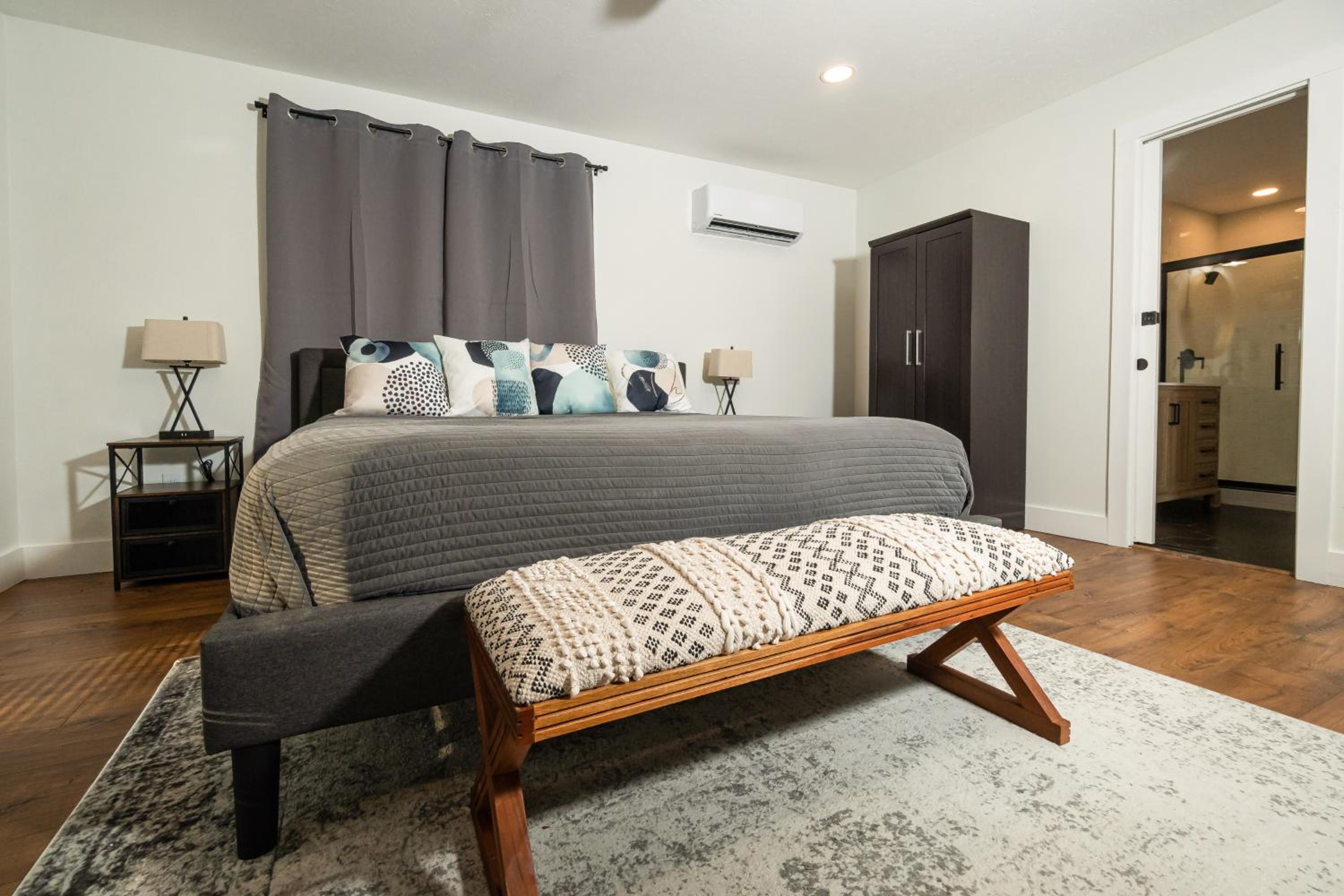 Five-Bedroom House photo 3